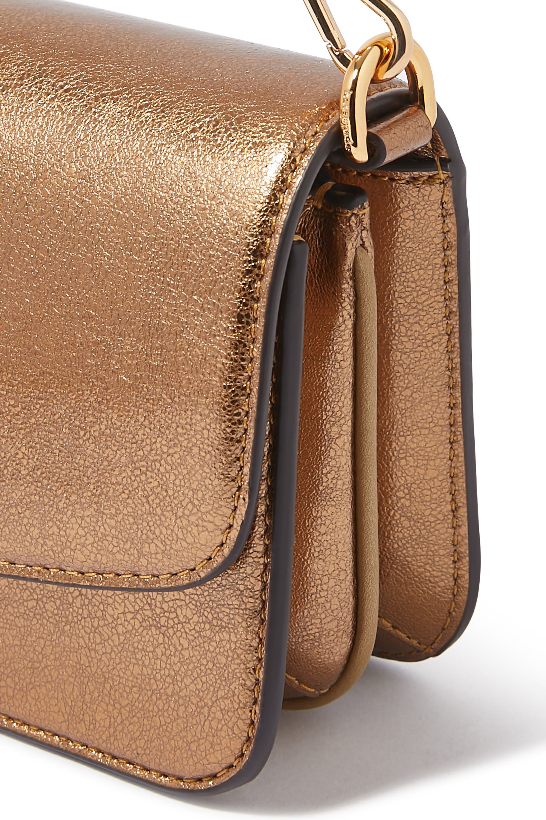 حقيبة كروس داكوتا صغيرة لامعة