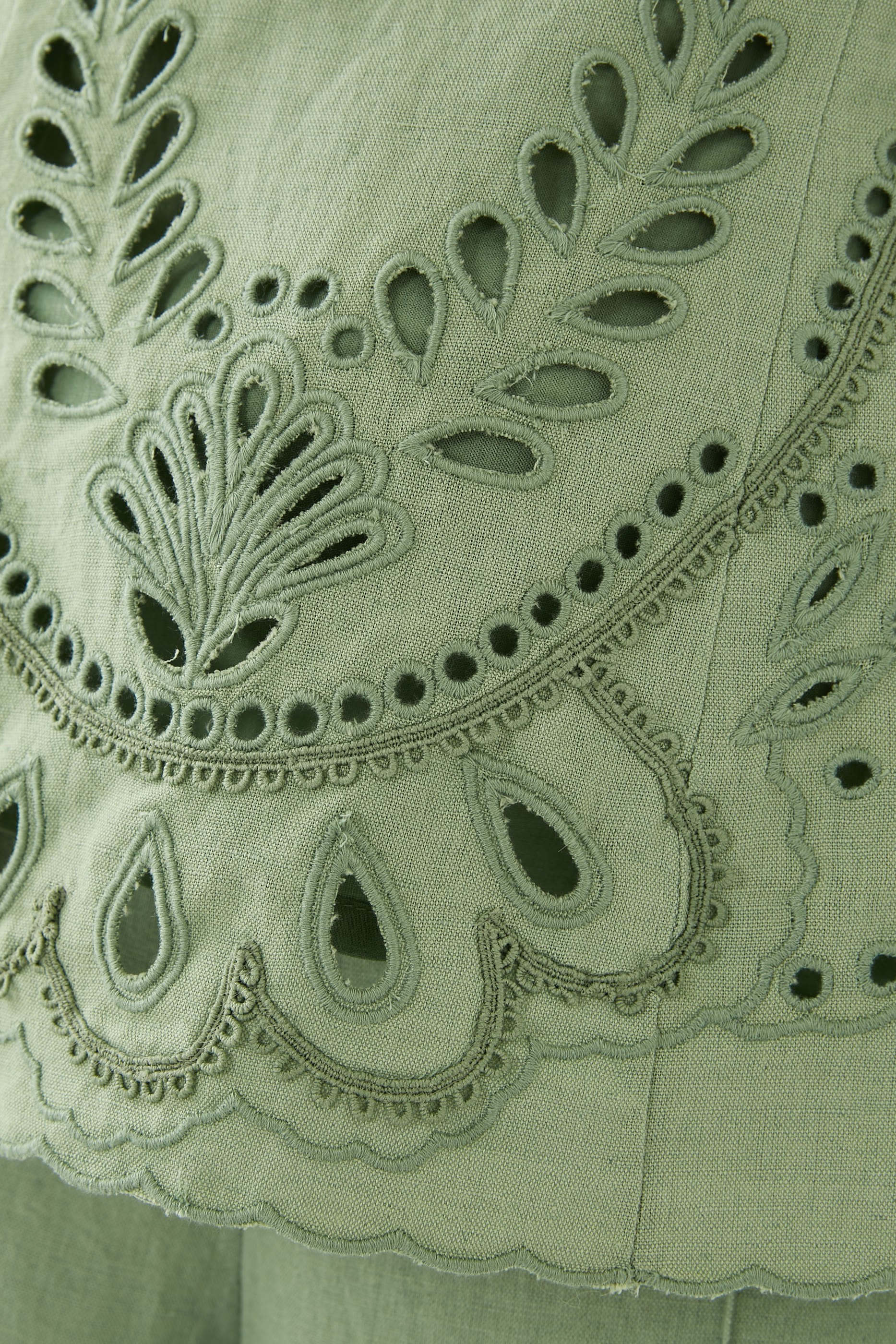 بلوزة أليا بقصة ضيقة