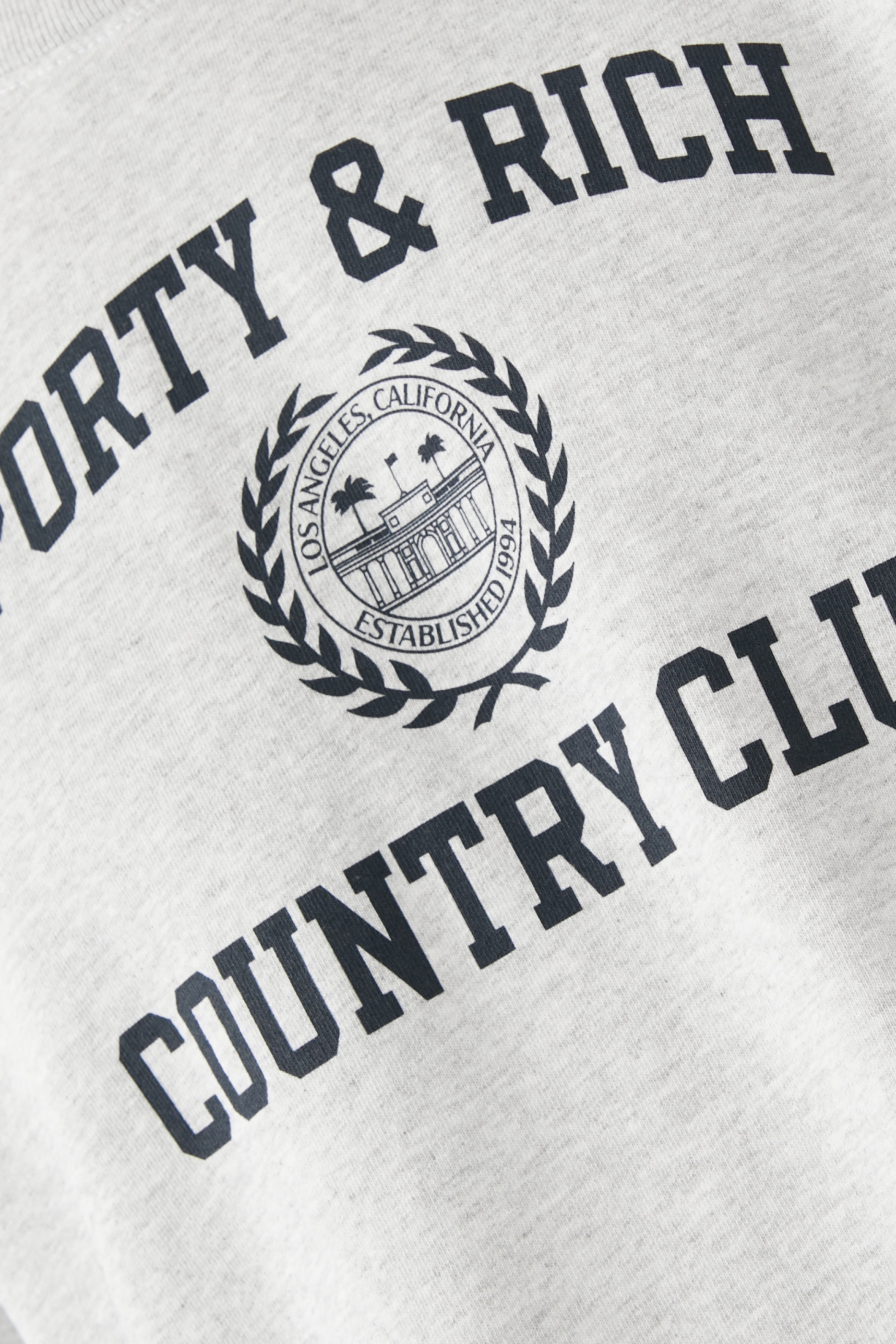 سويت شيرت بياقة ضيقة ونقشة بتصميم جامعي