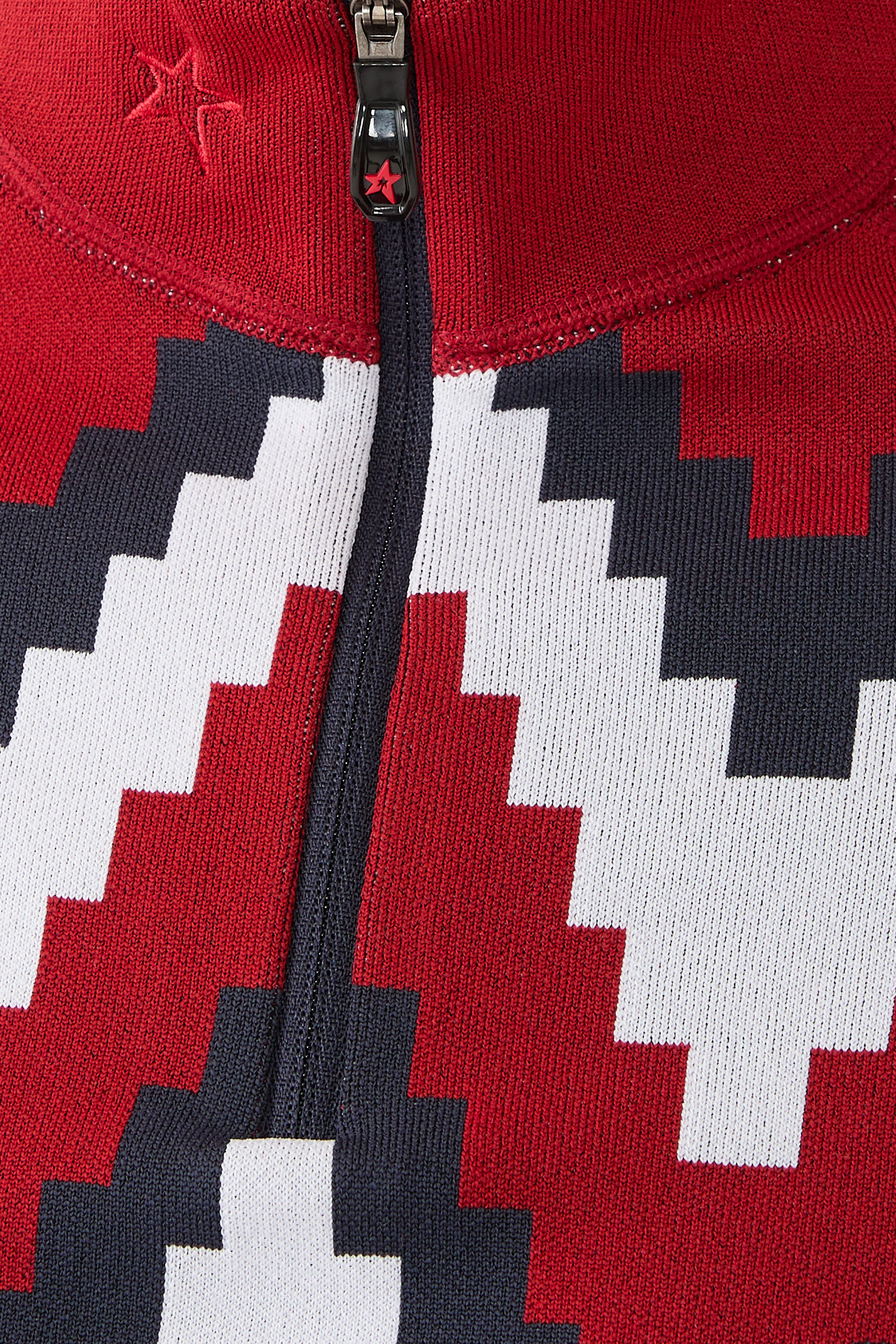 بلوزة أساسية بربع سحاب ونقشة خطوط شيفرون متعرجة