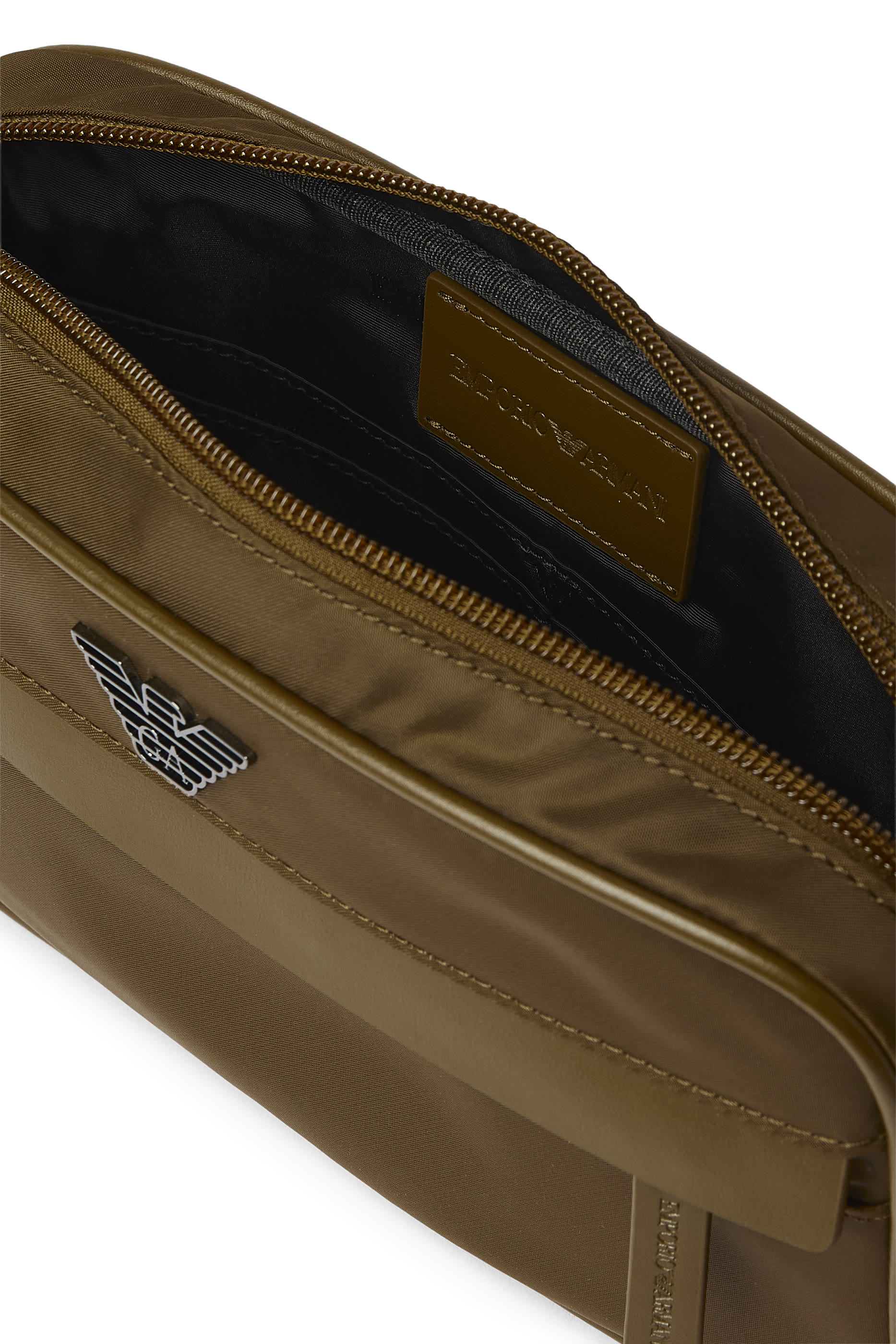 حقيبة مستحضرات العناية الشخصية بحلية معدنية بشعار الماركة