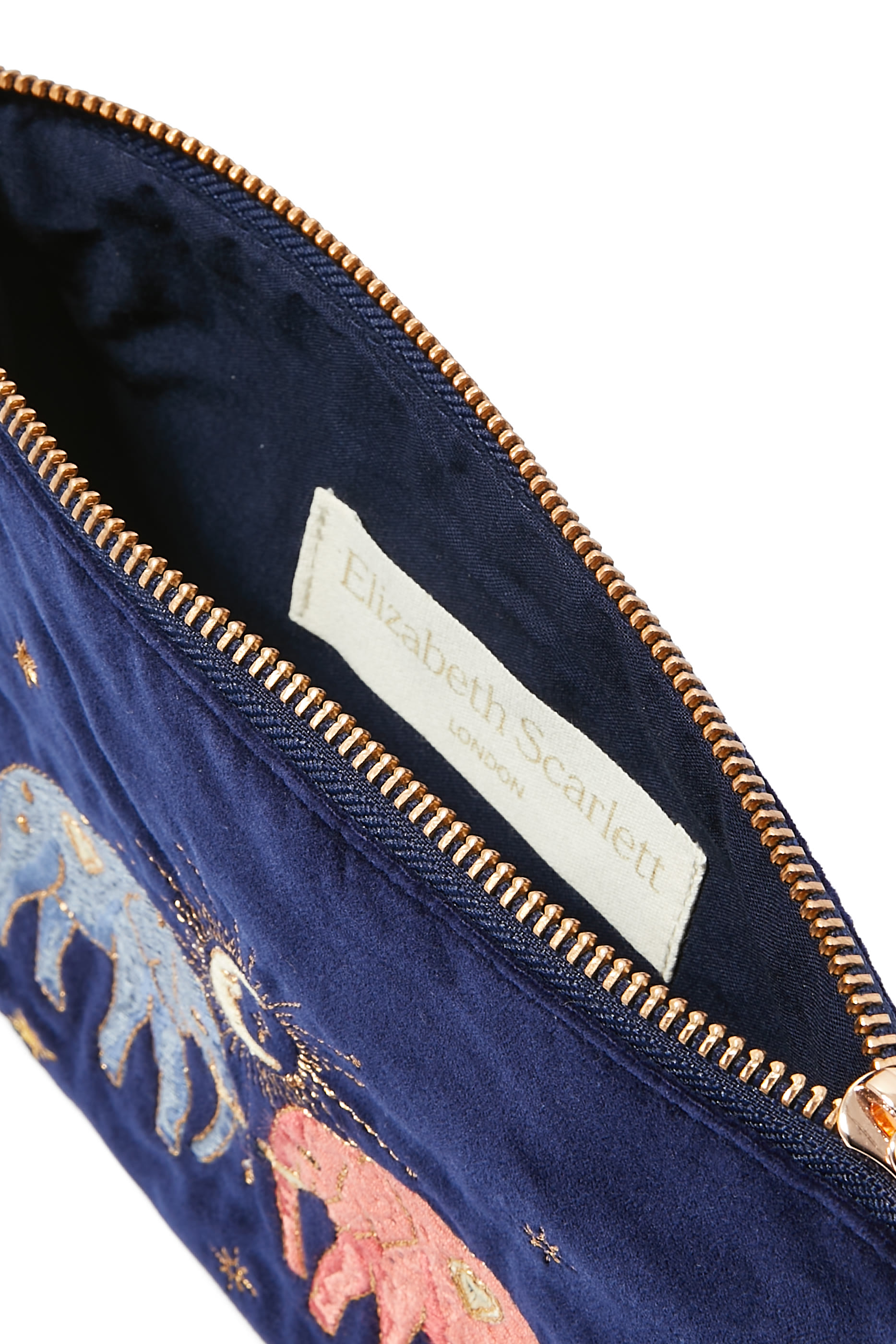 حقيبة صغيرة بتطريزات سماوية وفيلة