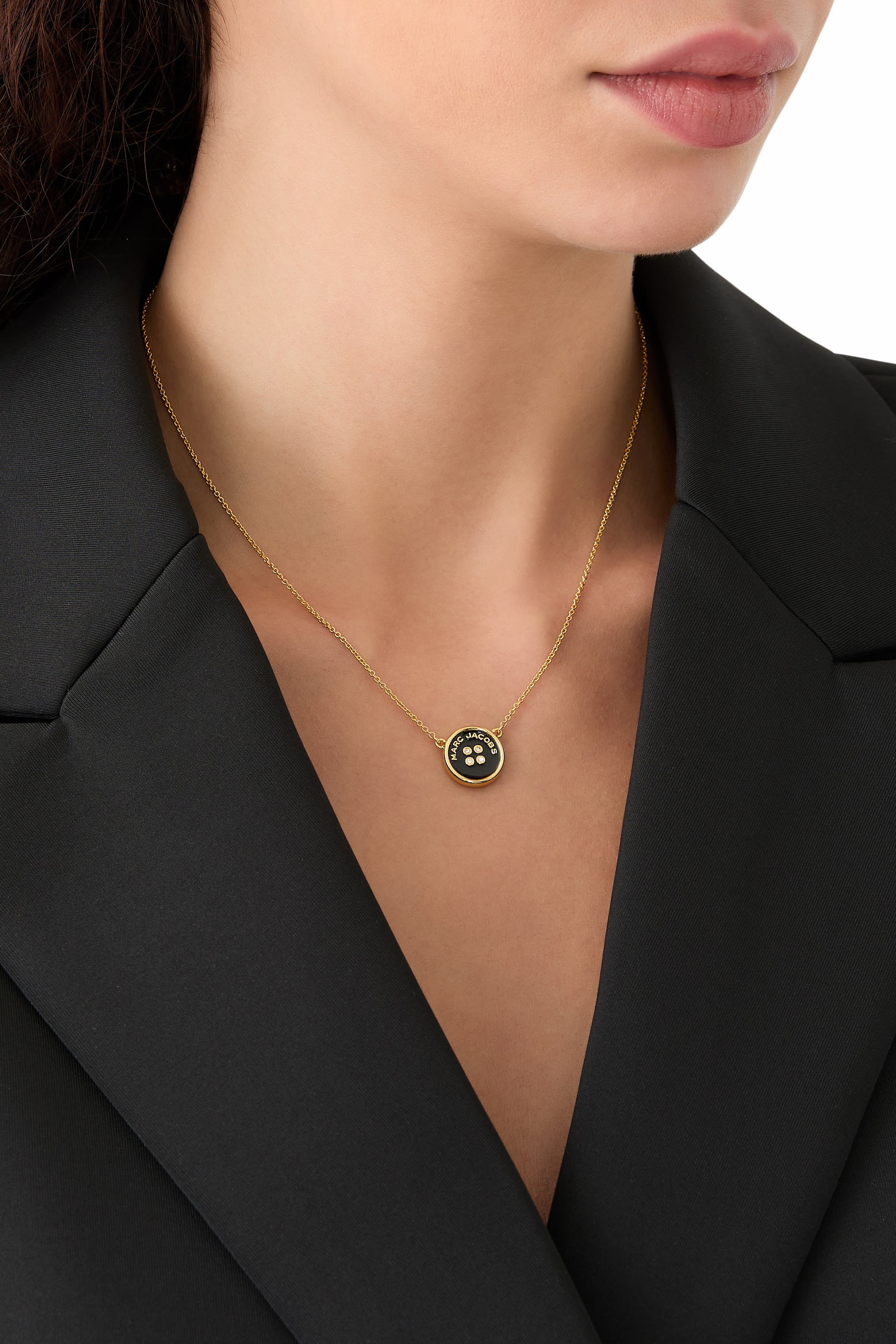 قلادة بدلاية بتصميم زر