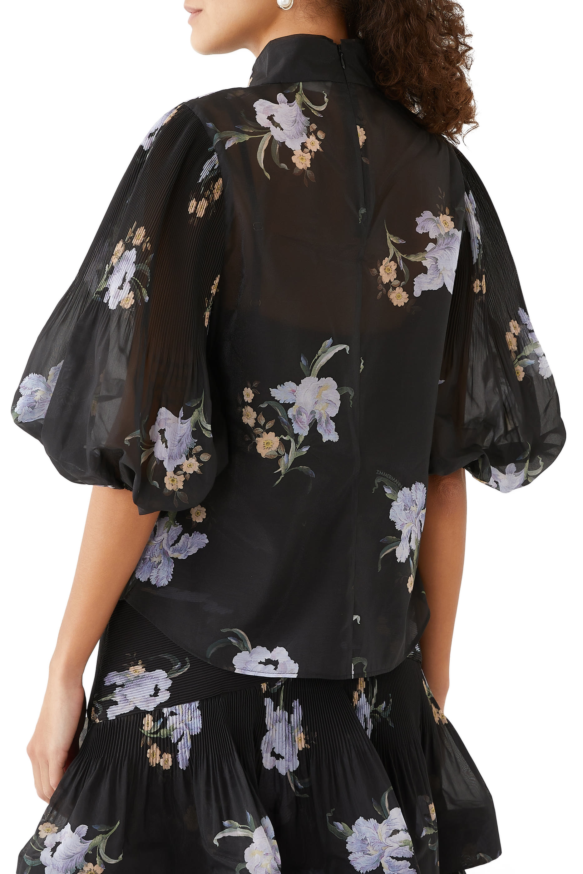 بلوزة بطيات وأزرار