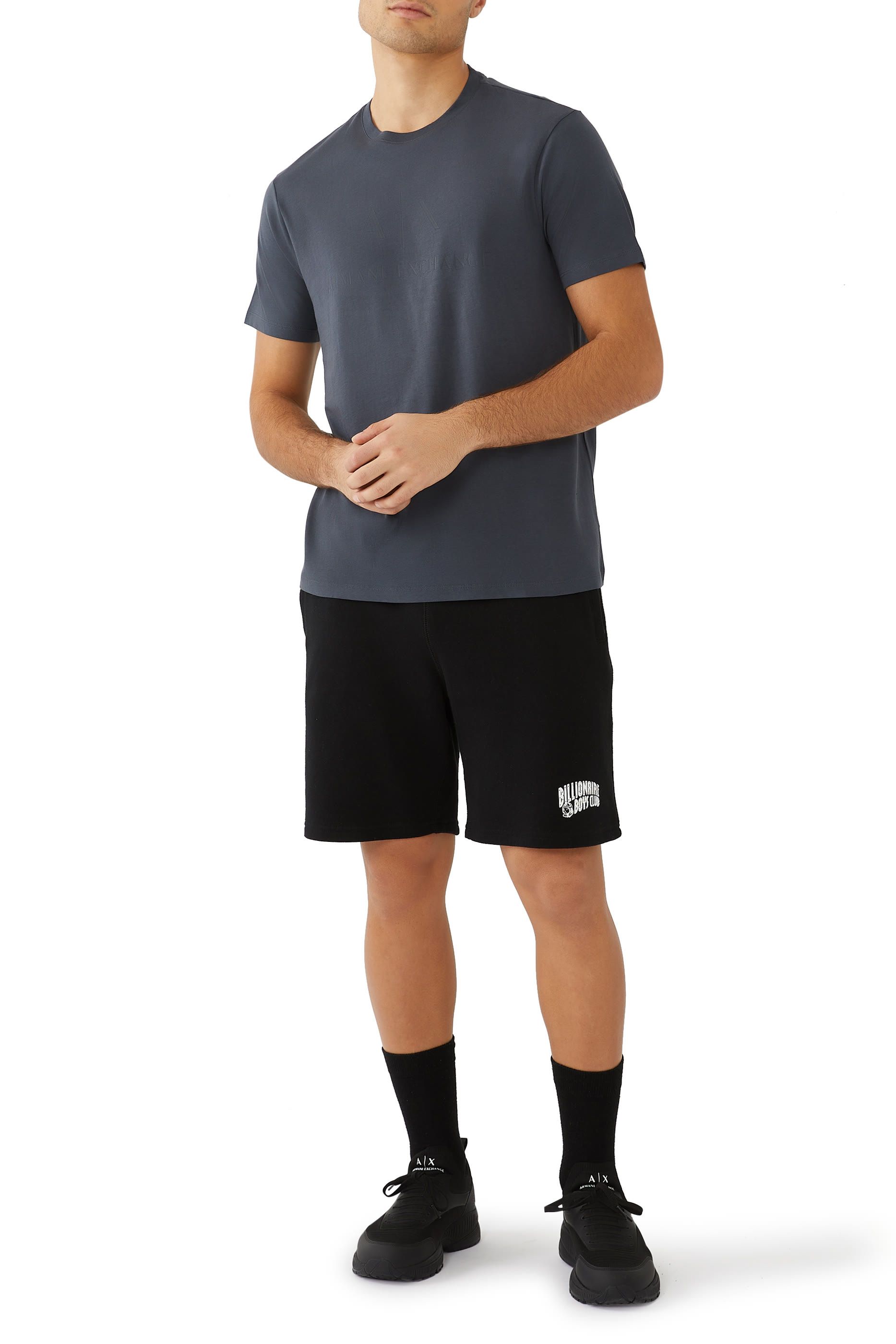 تيشيرت بشعار الماركة بقصة ضيقة جرسيه