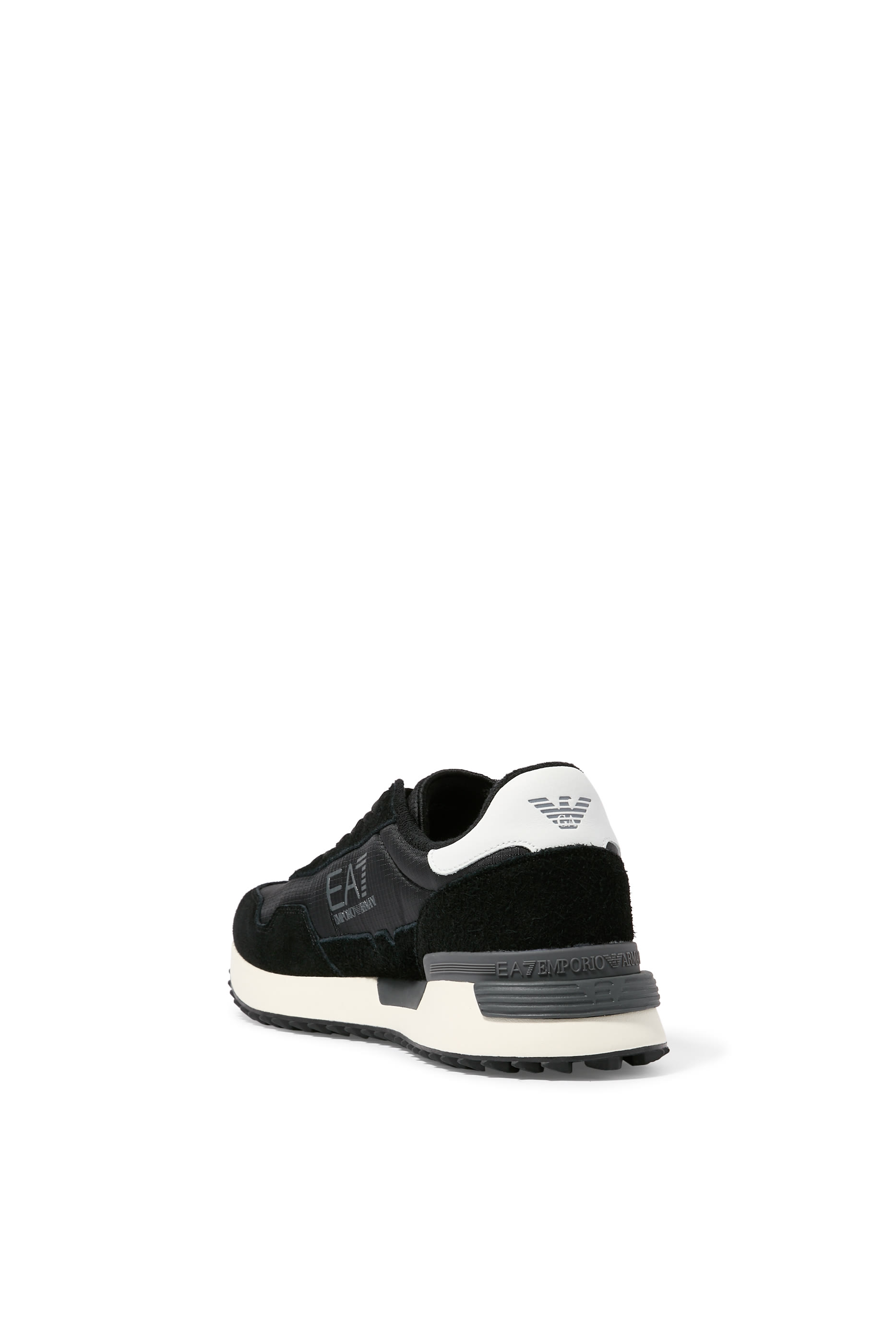 سنيكرز بشعار الماركة للجري