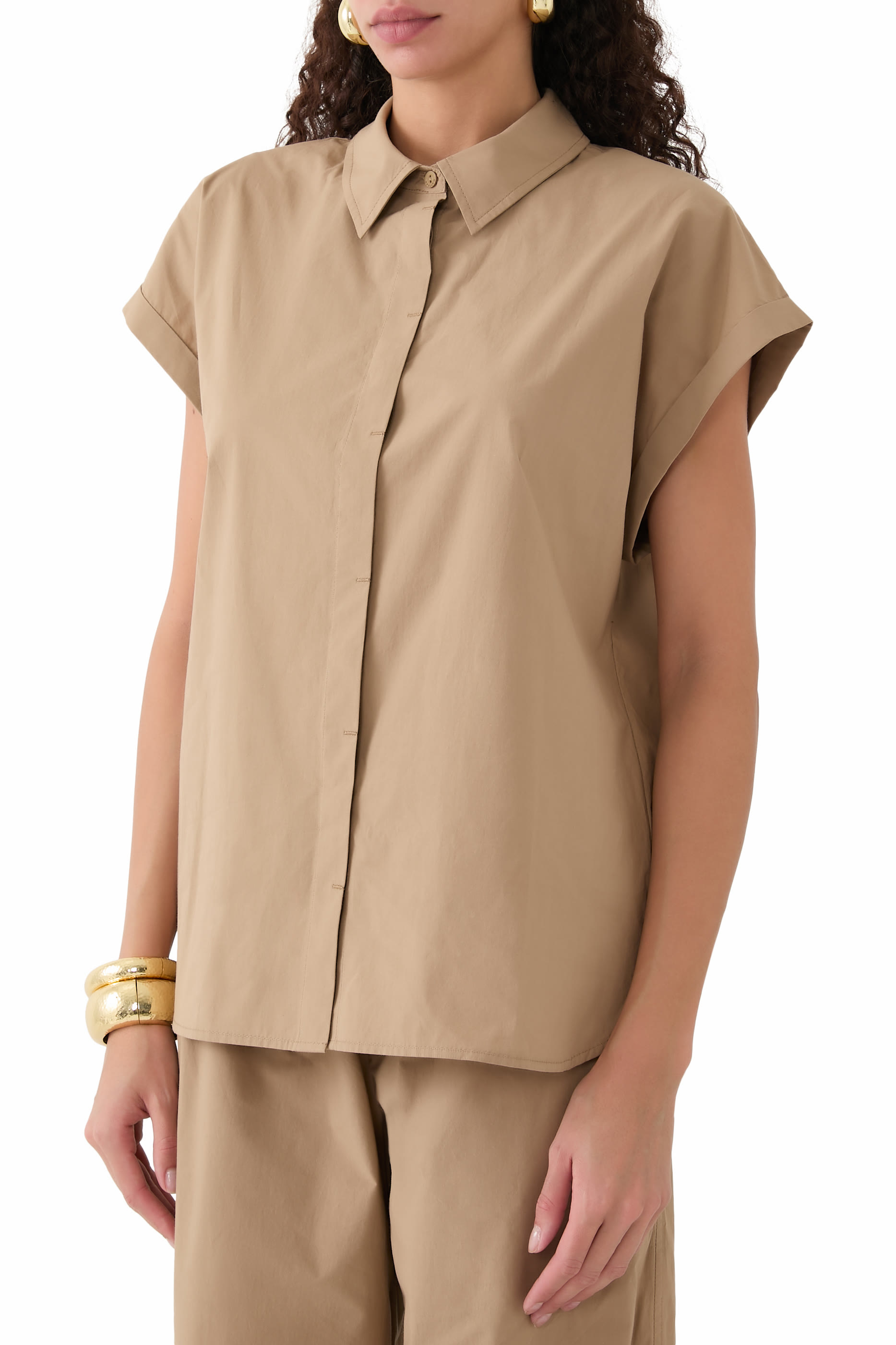 قميص بقصة مريحة بلا أكمام