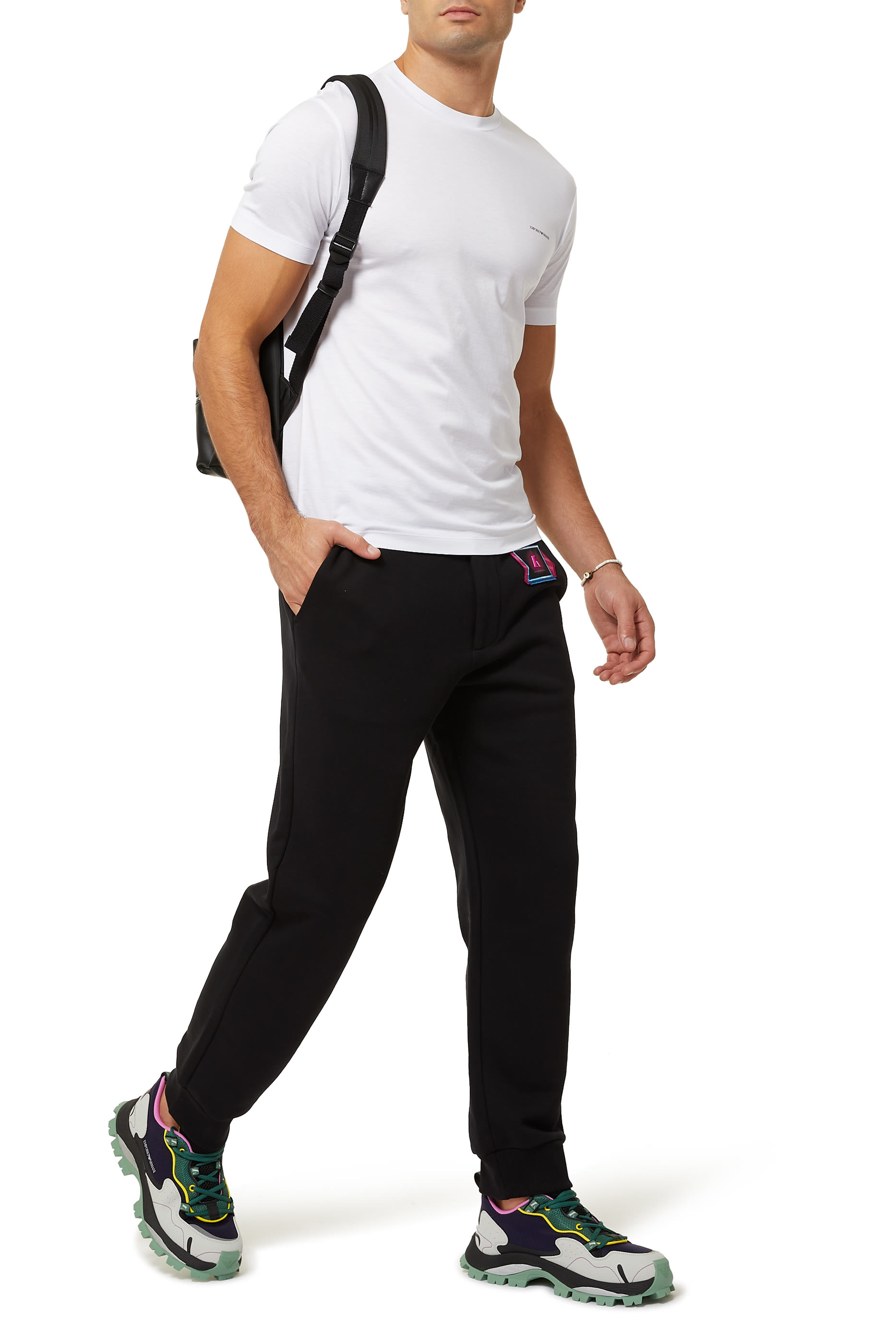 تيشيرت بشعار الماركة صغير ضمن تشكيلة الملابس الأساسية