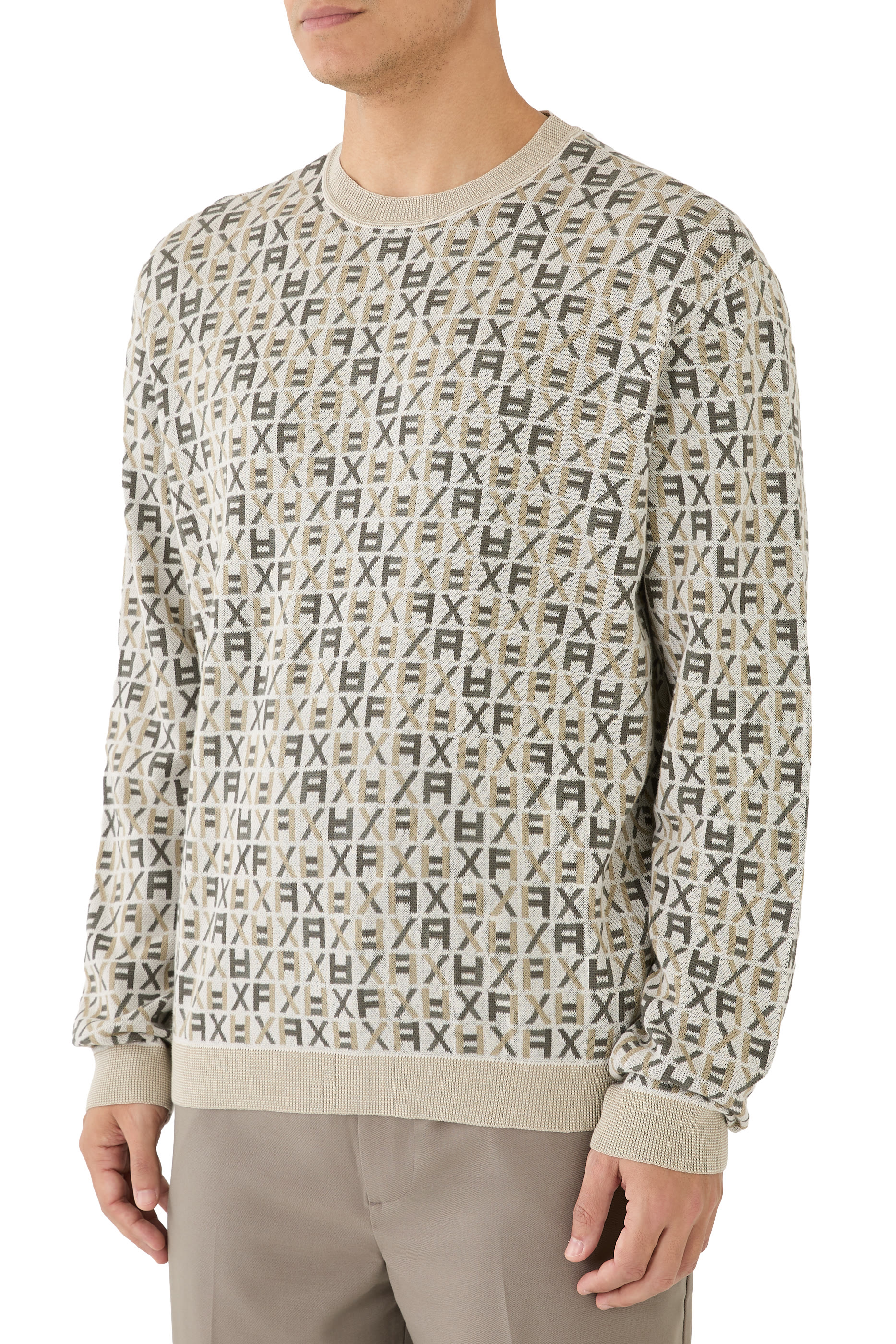 كنزة مزينة كليا بشعار الماركة