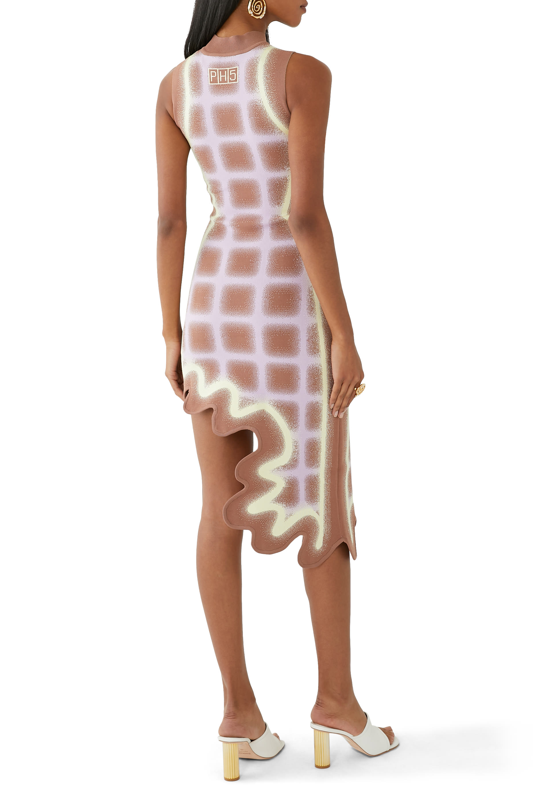 فستان متوسط الطول بنقشة مربعات وتفاصيل مموجة