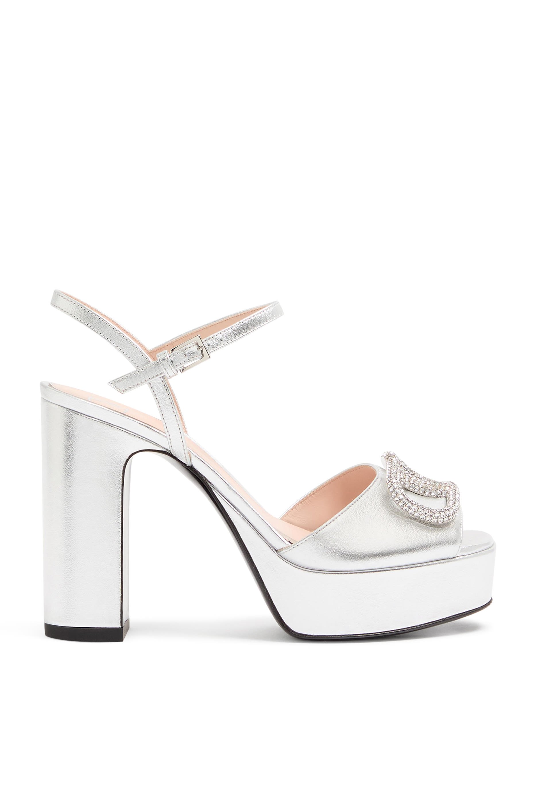 صندل 115 بنعل سميك وحلية شعار الماركة جلد لامع