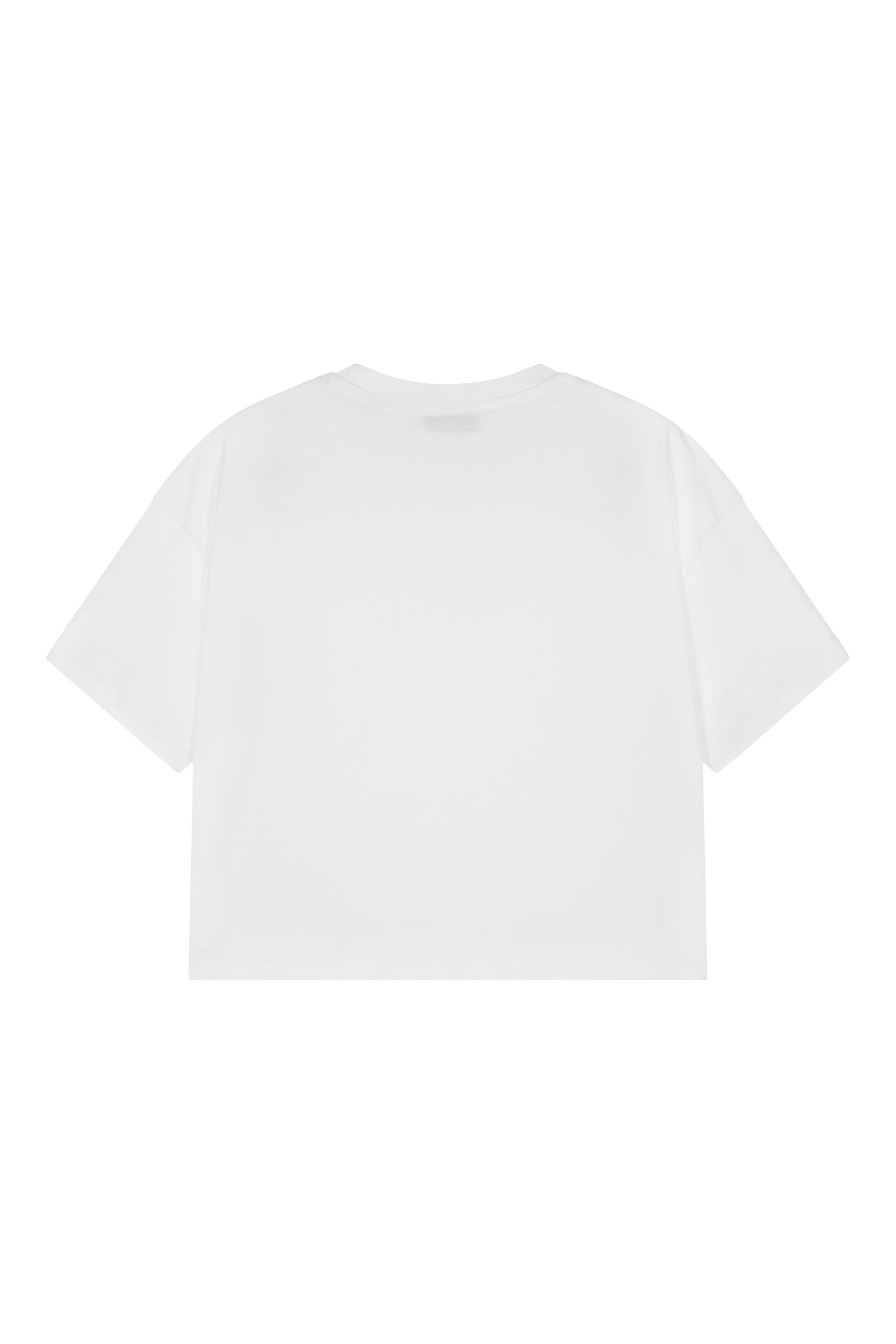 تيشيرت بياقة مستديرة وشعار الماركة