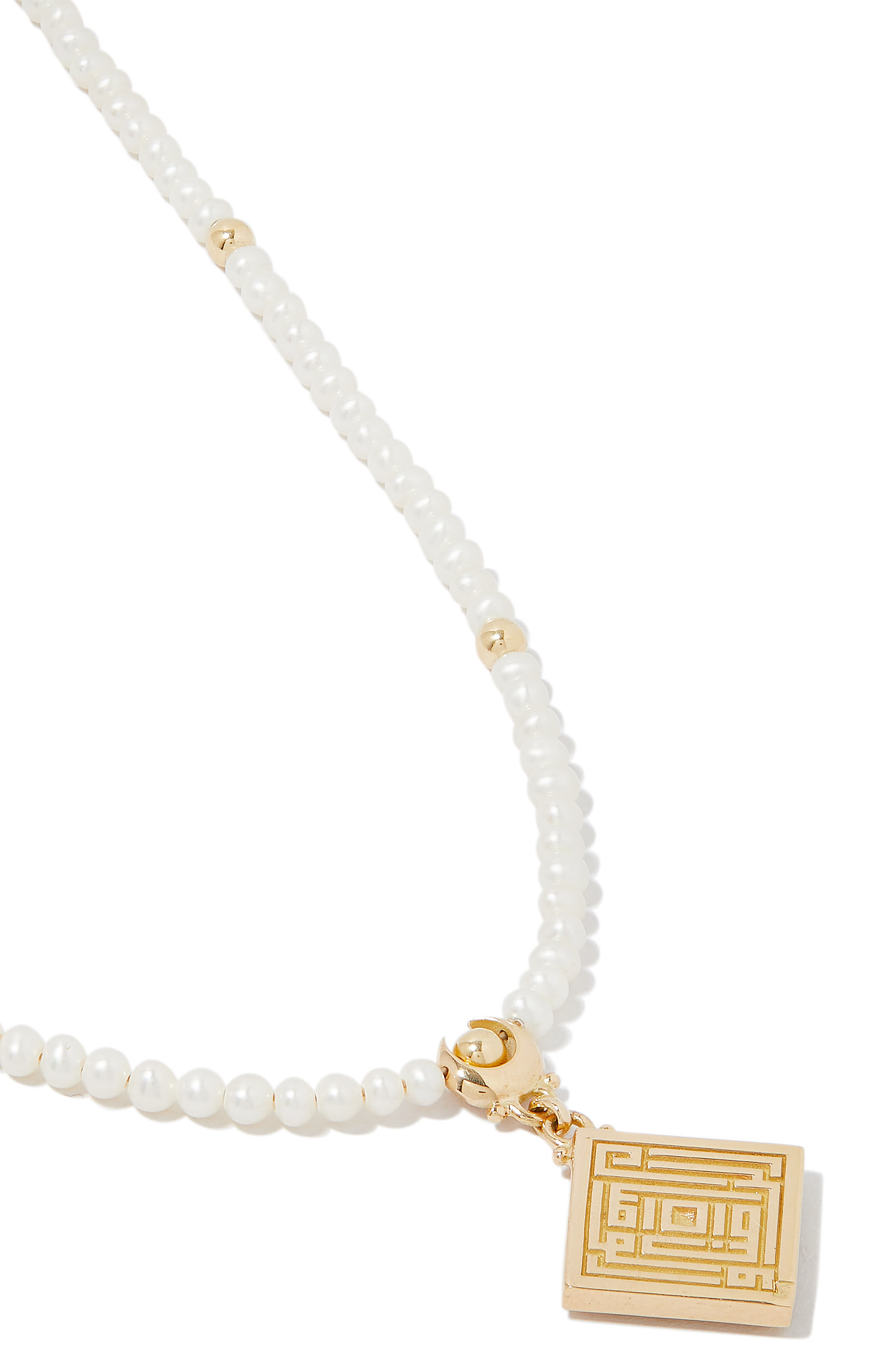 قلادة مزينة بخط عربي كوفي وياقوت ولؤلؤ ذهب عيار 18