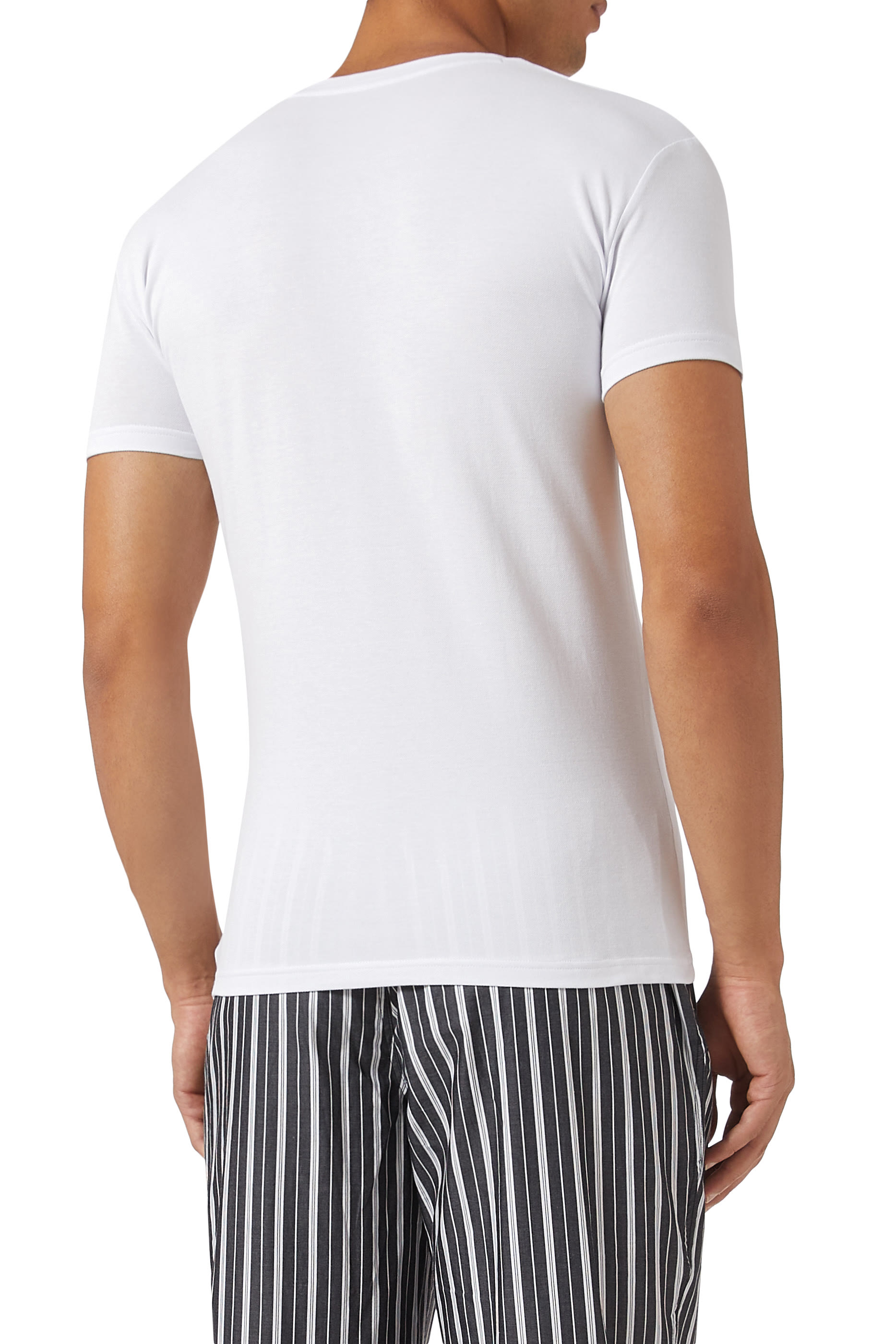 تيشيرت بياقة ضيقة