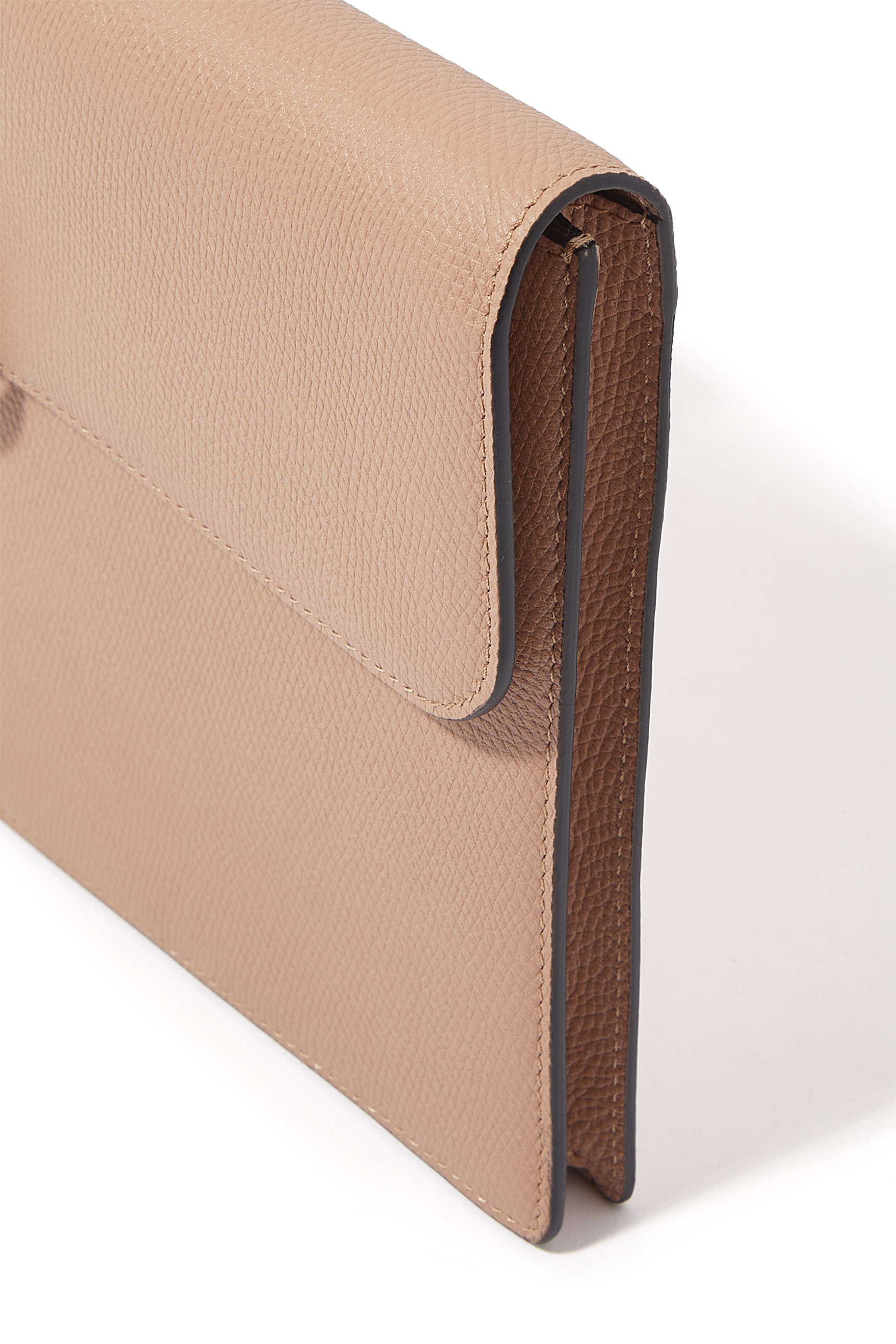 حقيبة صغيرة بشعار V