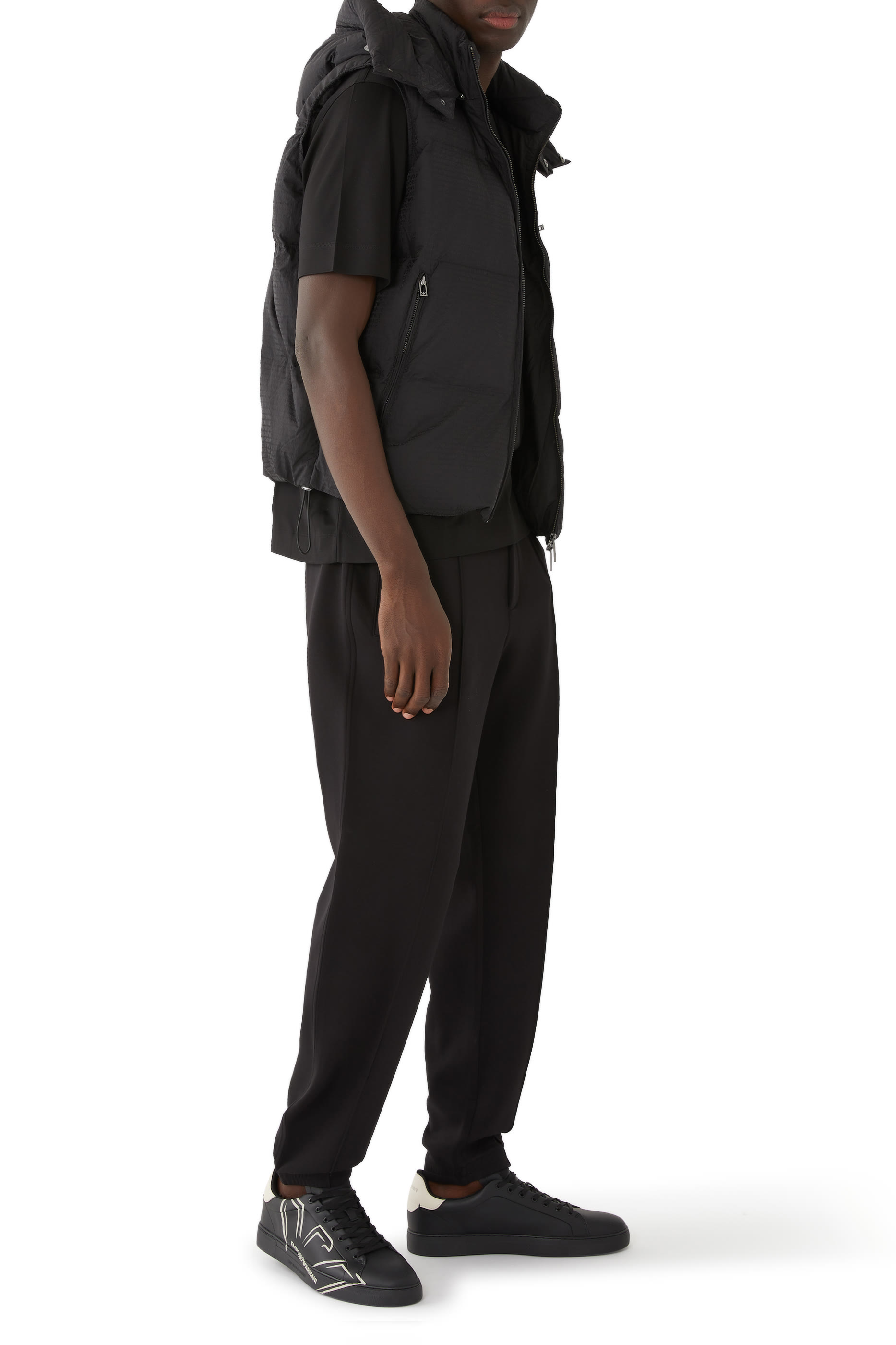 سنيكرز مزين بشعار الماركة بحجم كبير