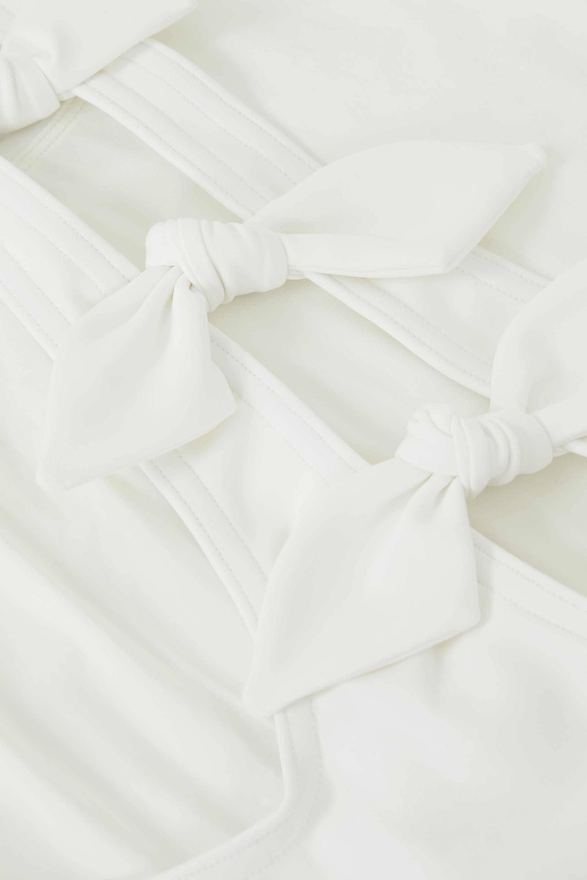 بدلة سباحة إيفرلي بياقة عميقة وربطات فيونكة