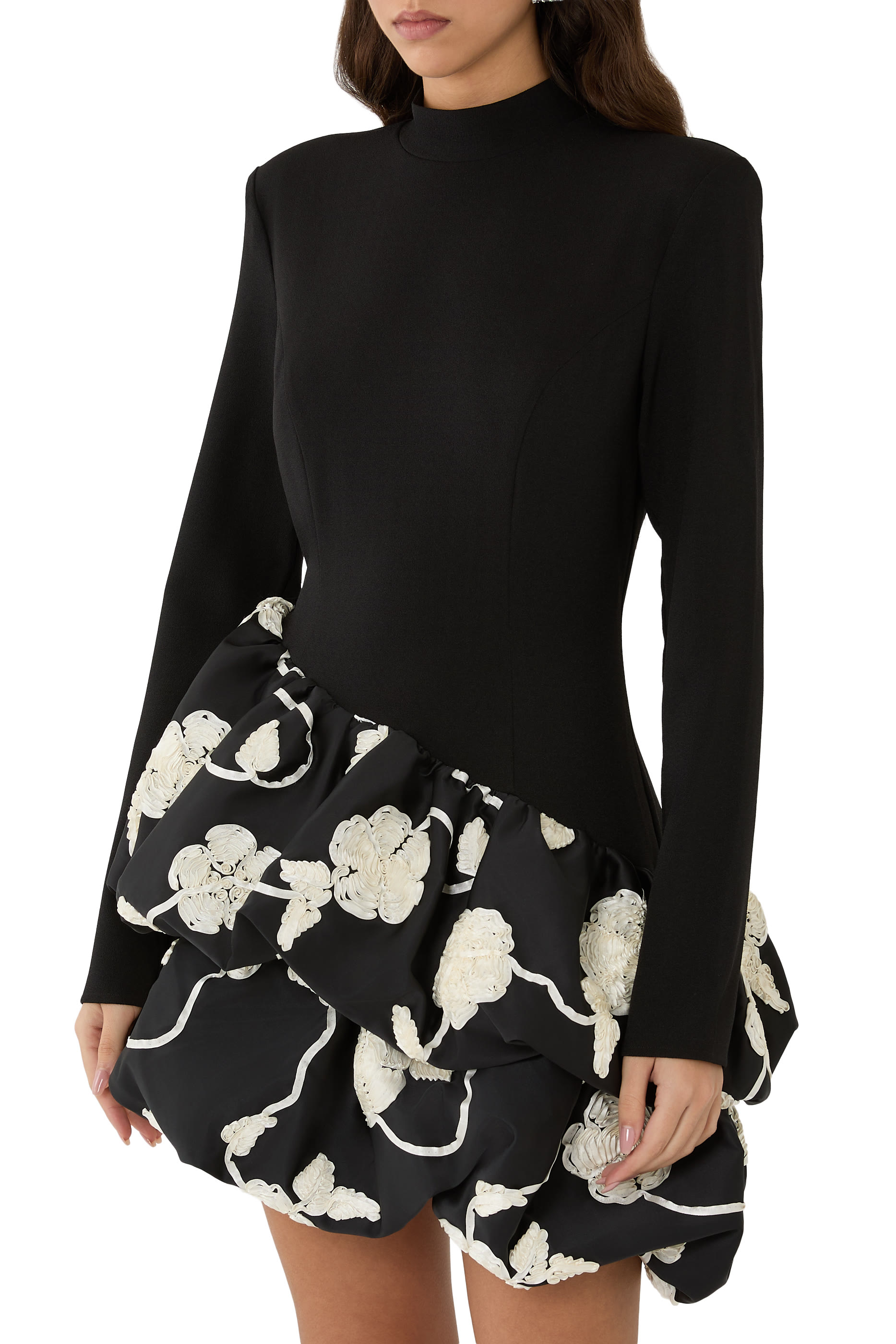 فستان بحافة منفوخة مزينة بزهور بارزة الملمس