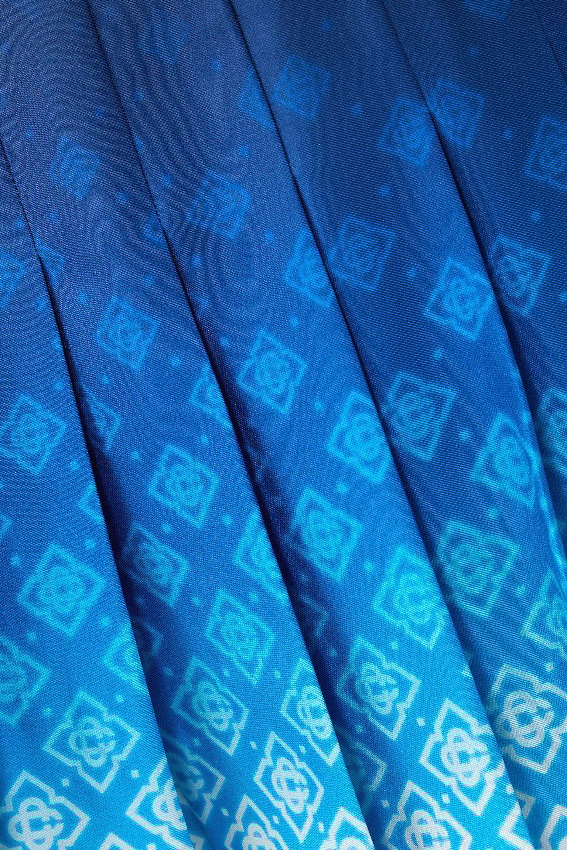 تنورة قصيرة بنقشة حرف شعار الماركة وطيات