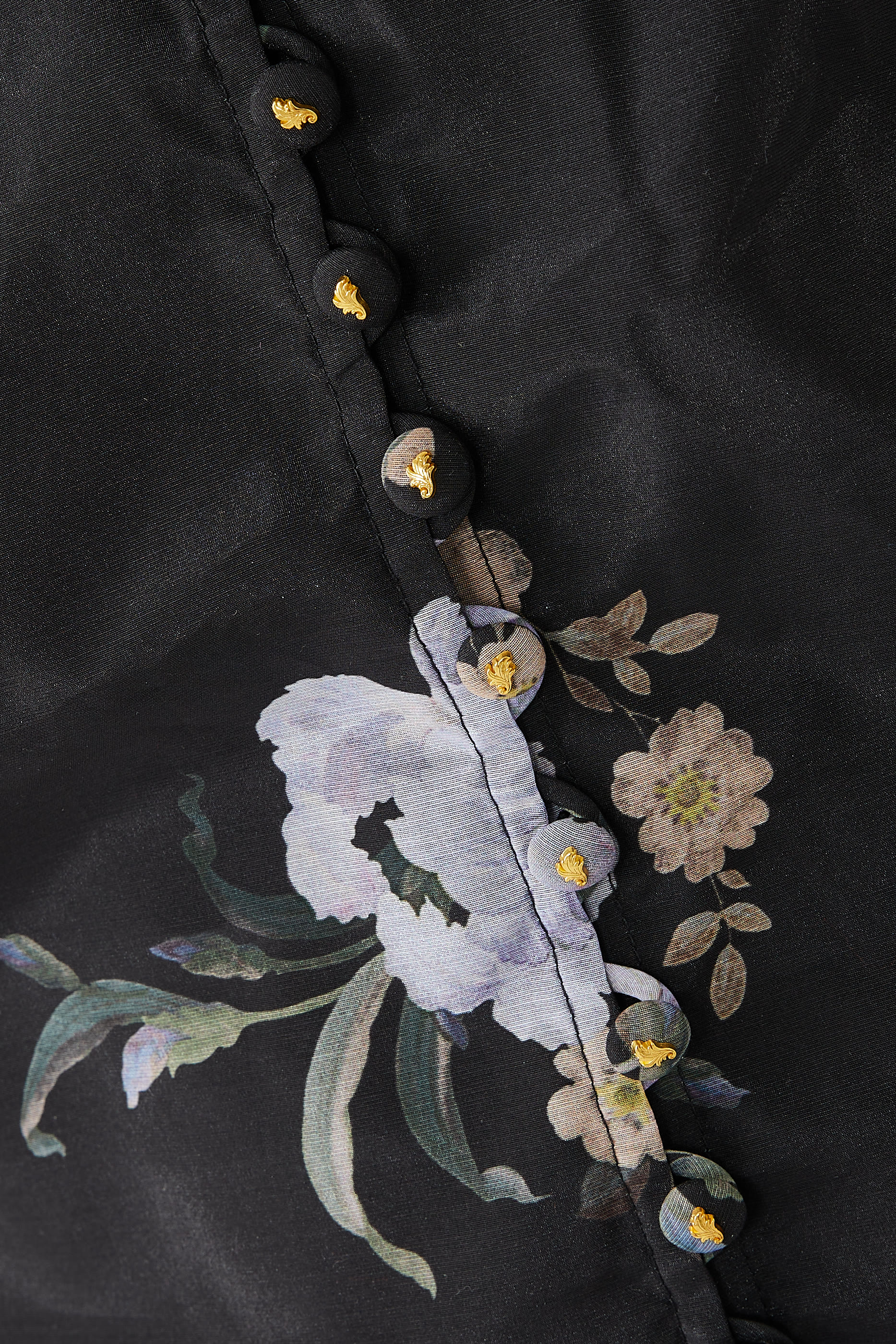 بلوزة بطيات وأزرار