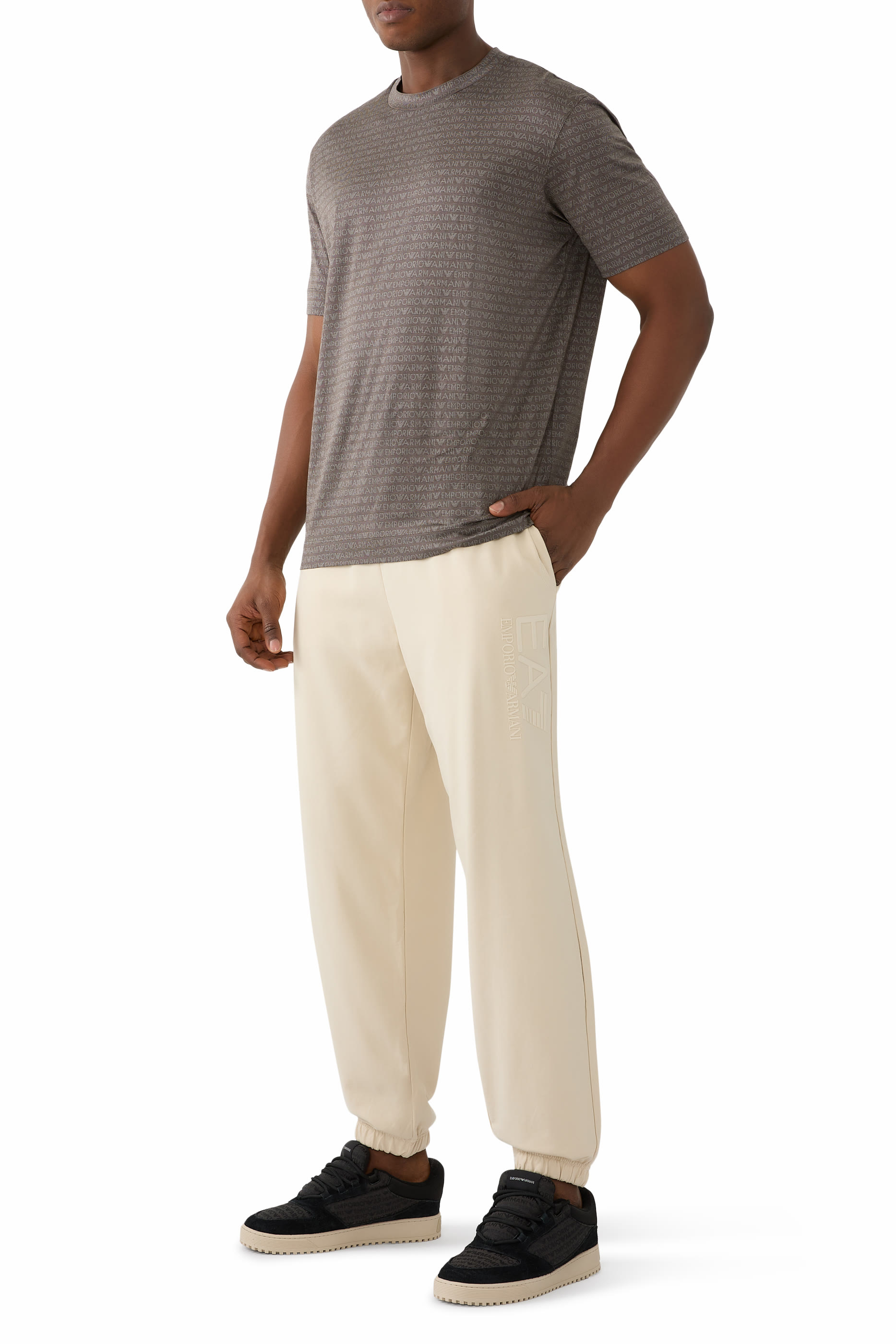 بنطال بشعار الماركة