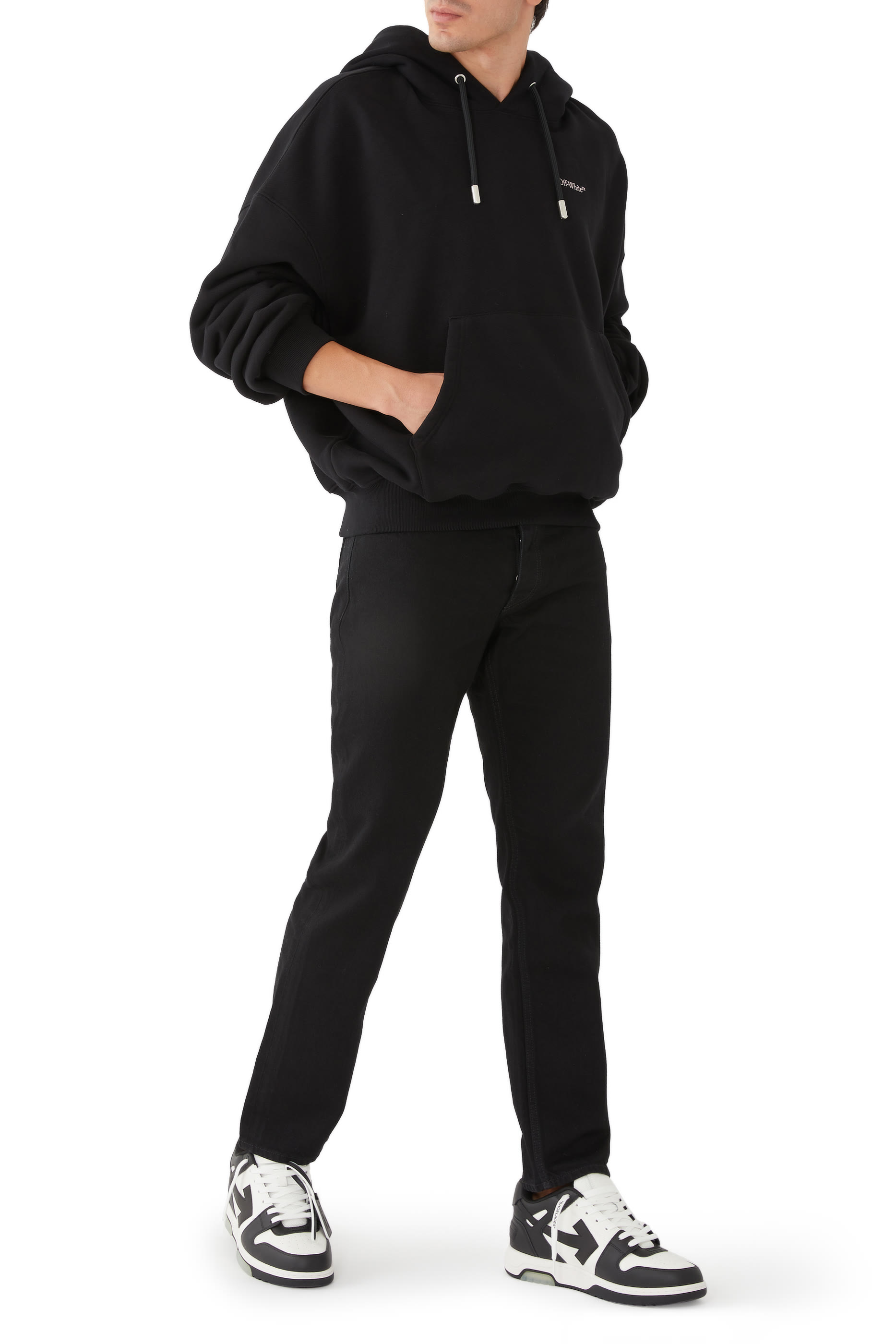 بنطال جينز بتفاصيل ممزقة وقصة ساق مدببة