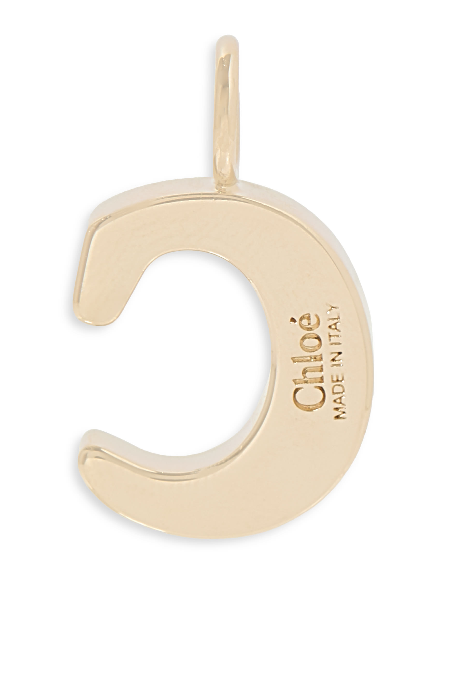 حلية بتصميم حرف C