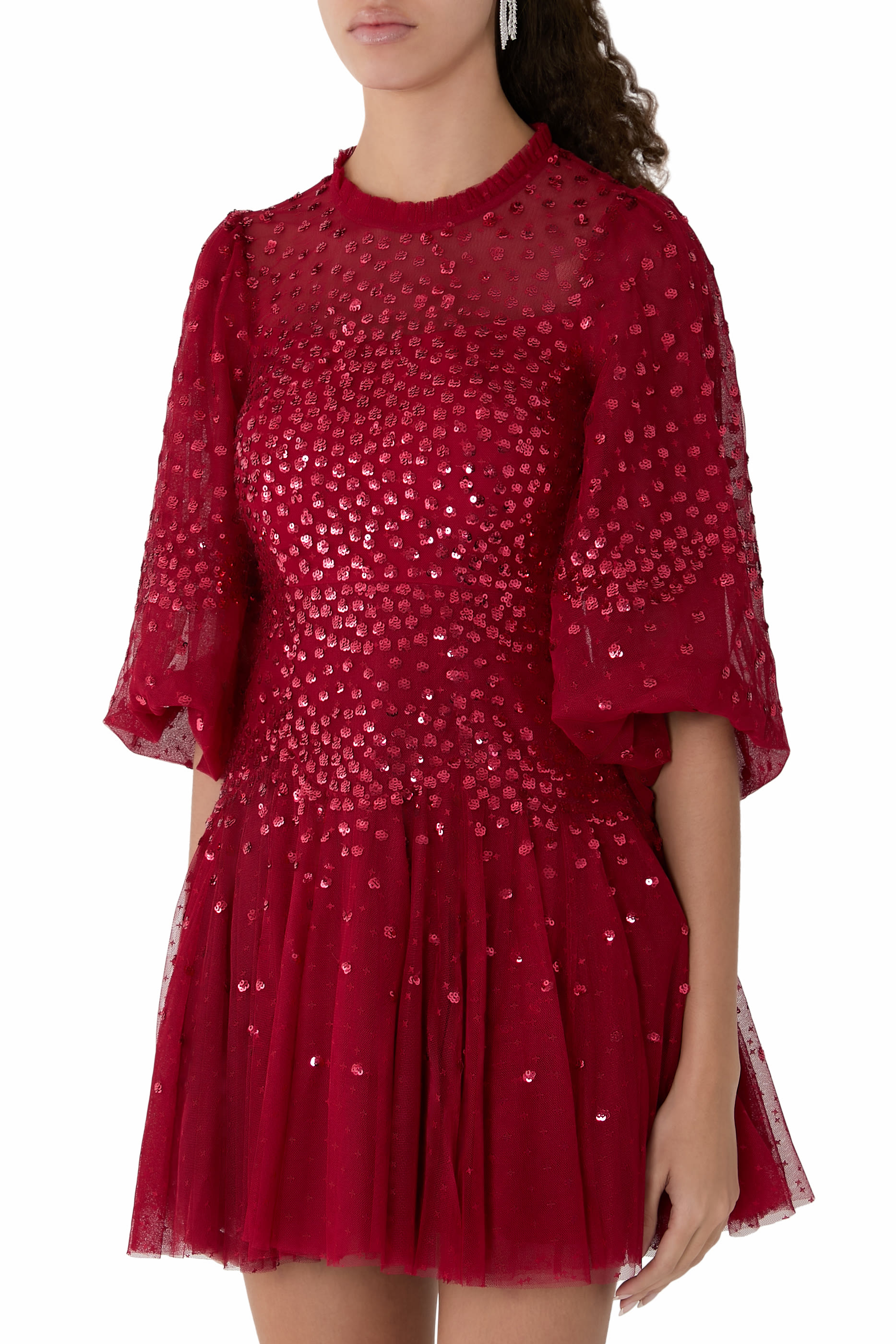 فستان قصير بياقة مستديرة صدفية وتطريزات بترتر