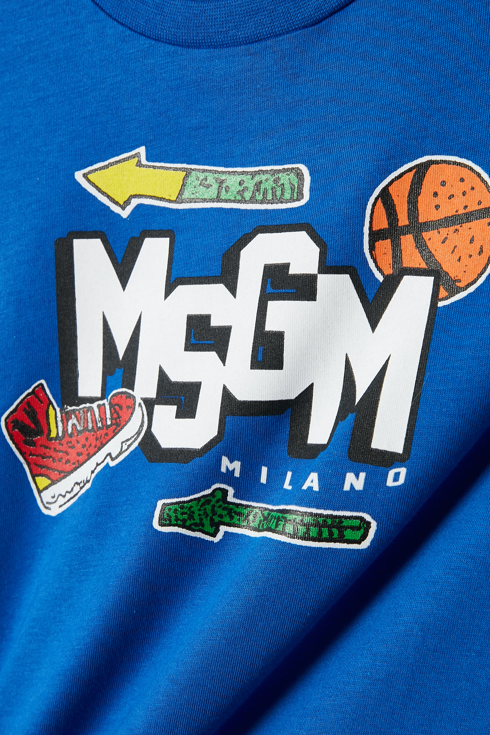 تيشيرت بطبعة غرافيكية بشعار الماركة للأطفال