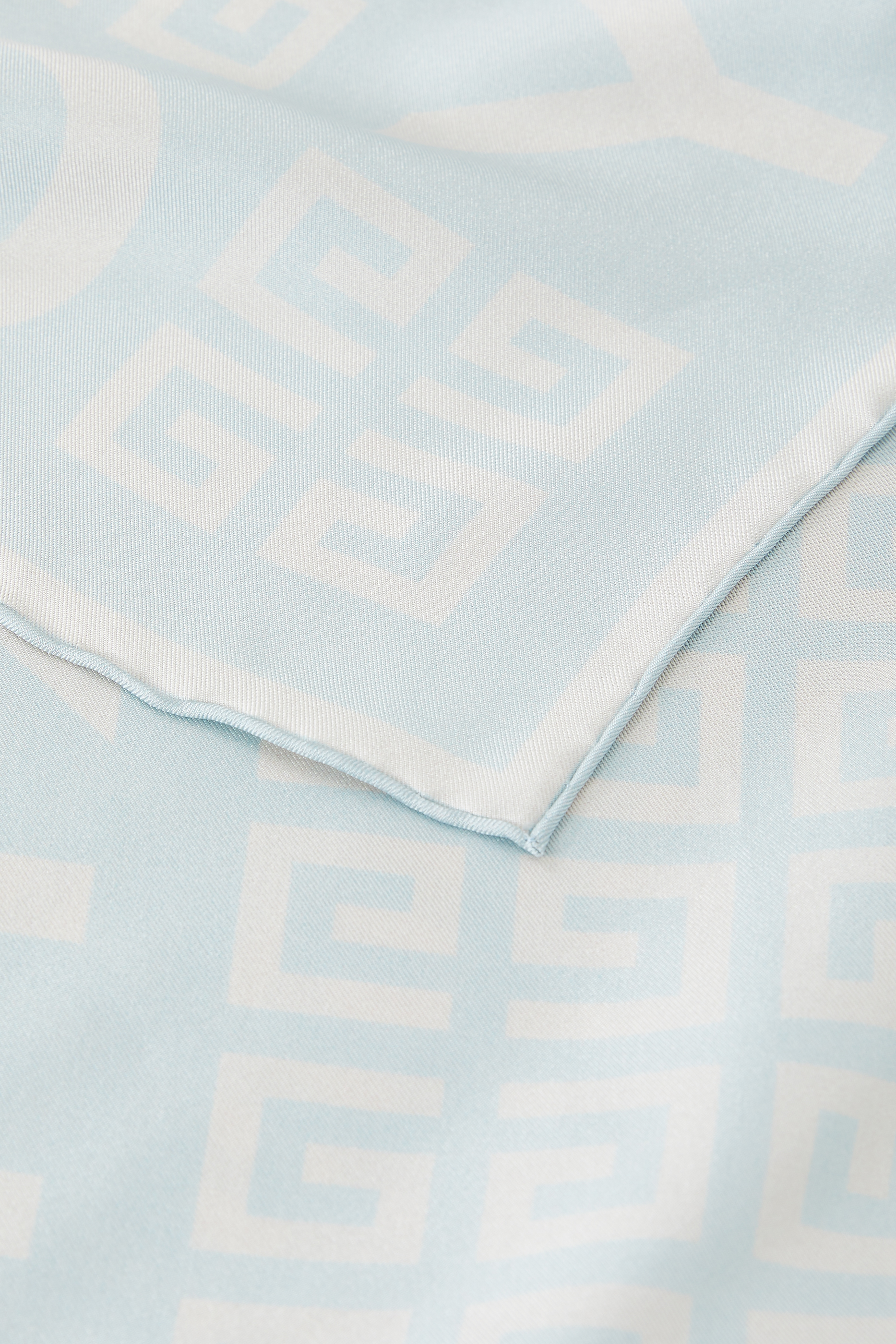 وشاح حرير تويل بنقشة حروف شعار الماركة