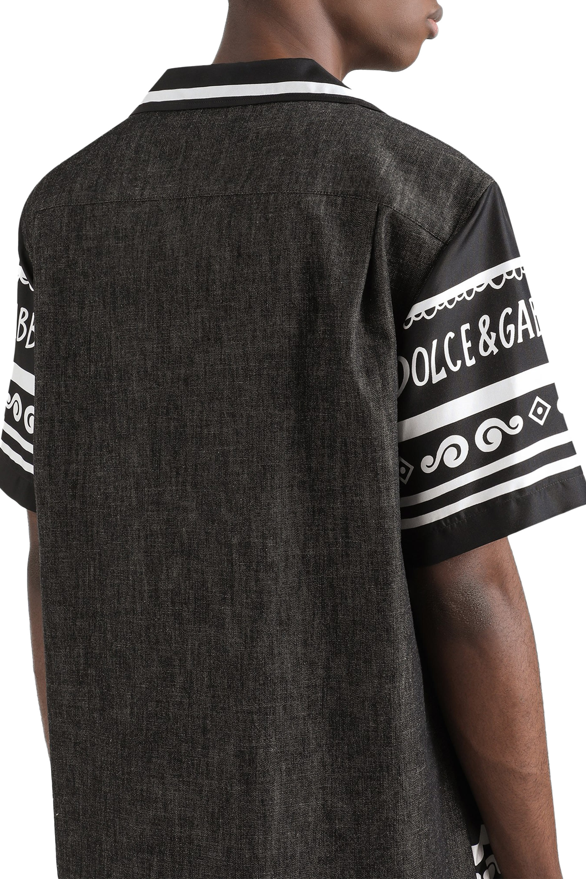 قميص دنيم وحرير بطبعات