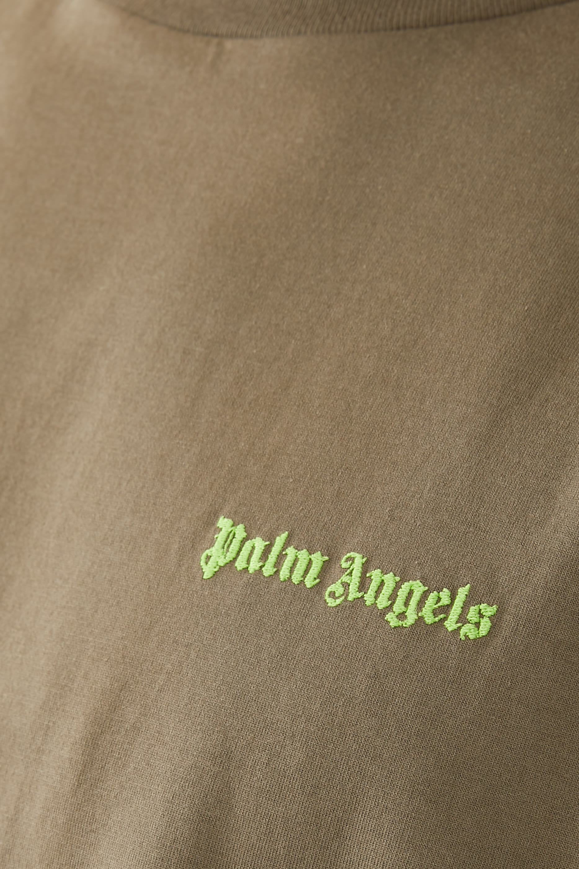 تيشيرت بقصة ضيقة بشعار الماركة كلاسيكي