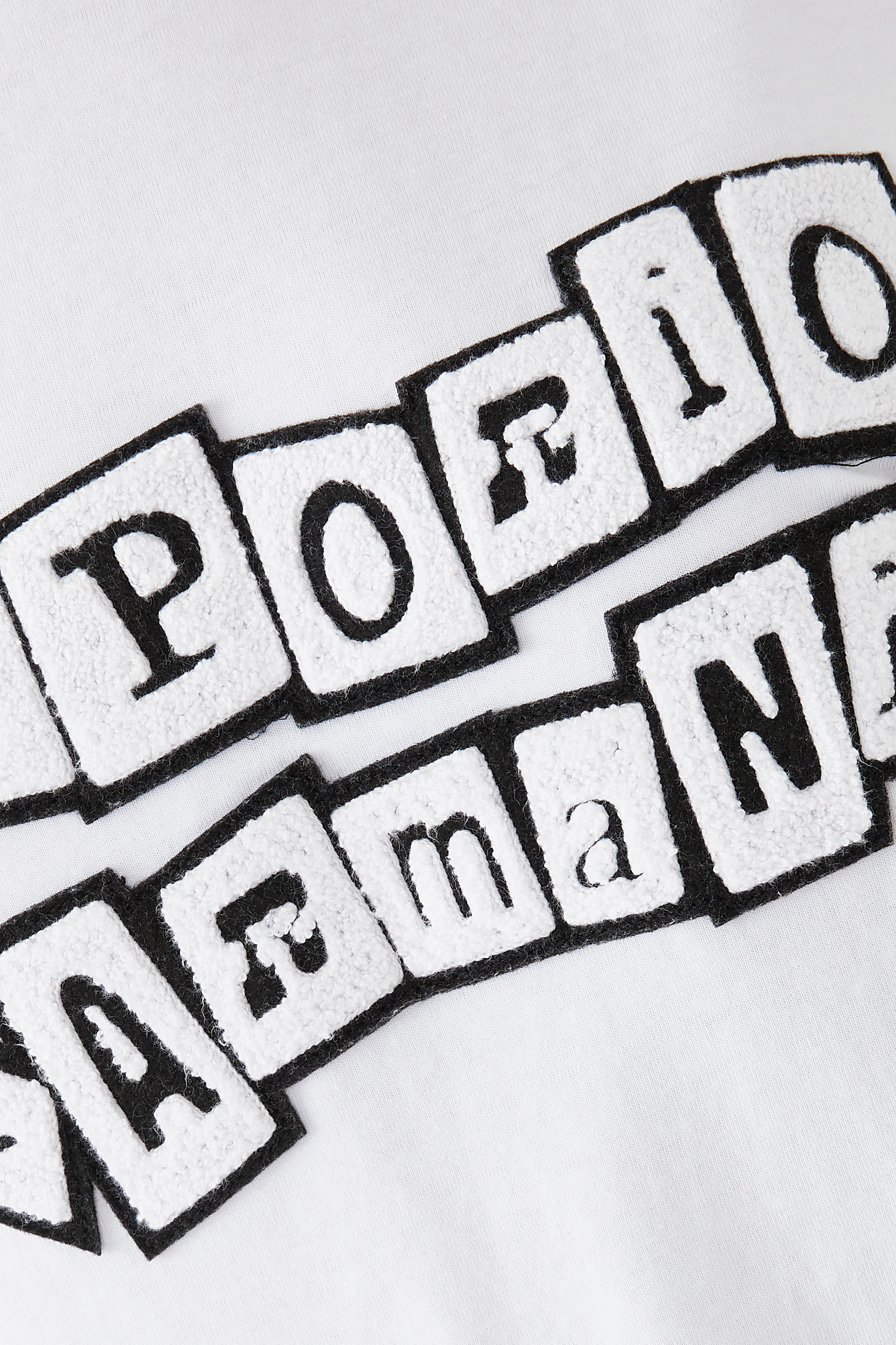 تيشيرت بشعار الماركة المطرز بتصميم ملصق