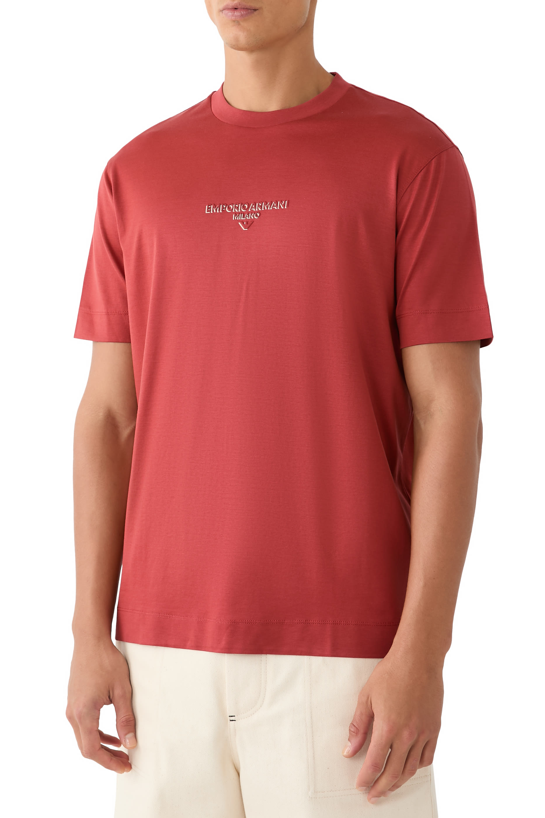 تيشيرت بأكمام قصيرة وشعار الماركة