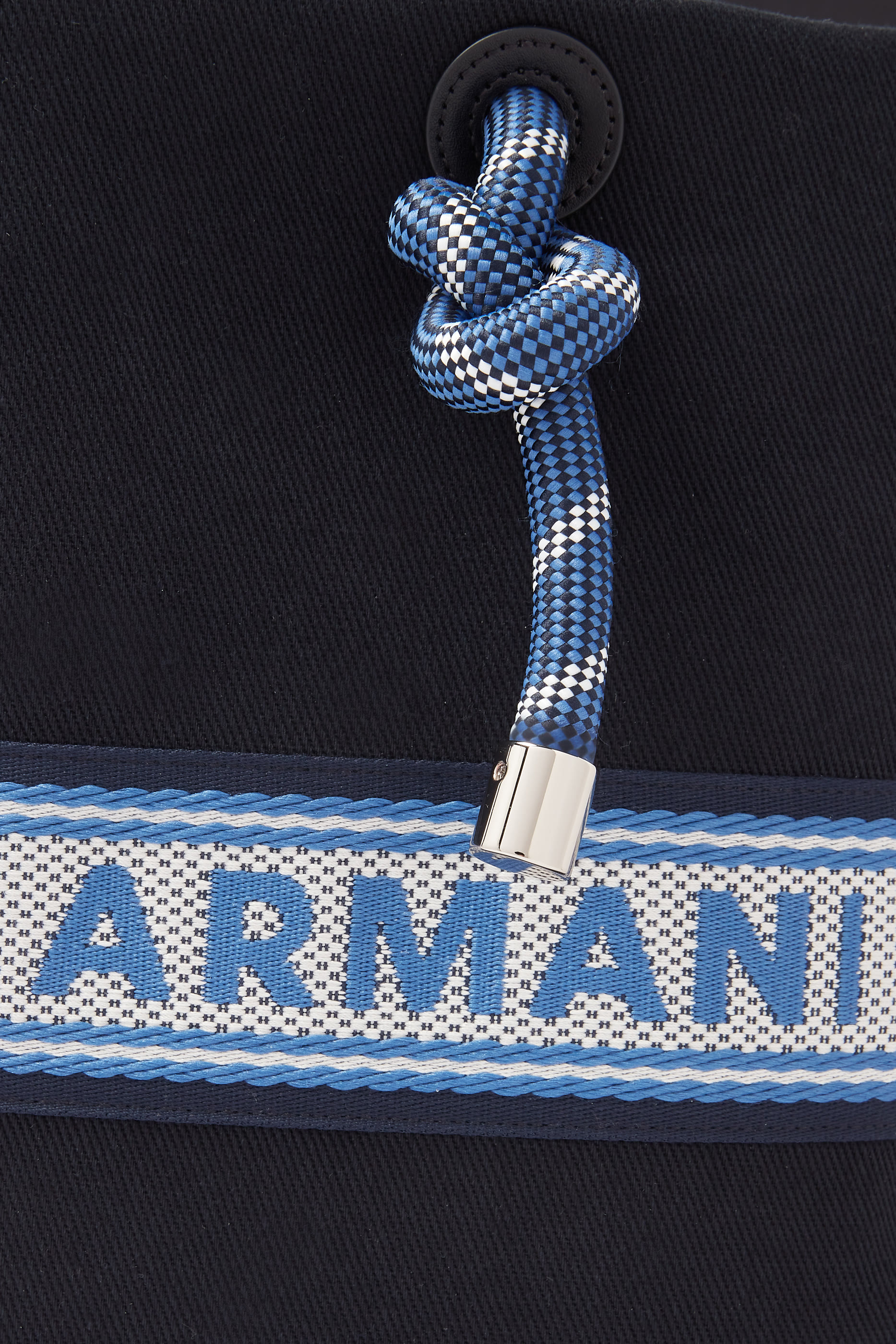 حقيبة يد بشريط بشعار الماركة