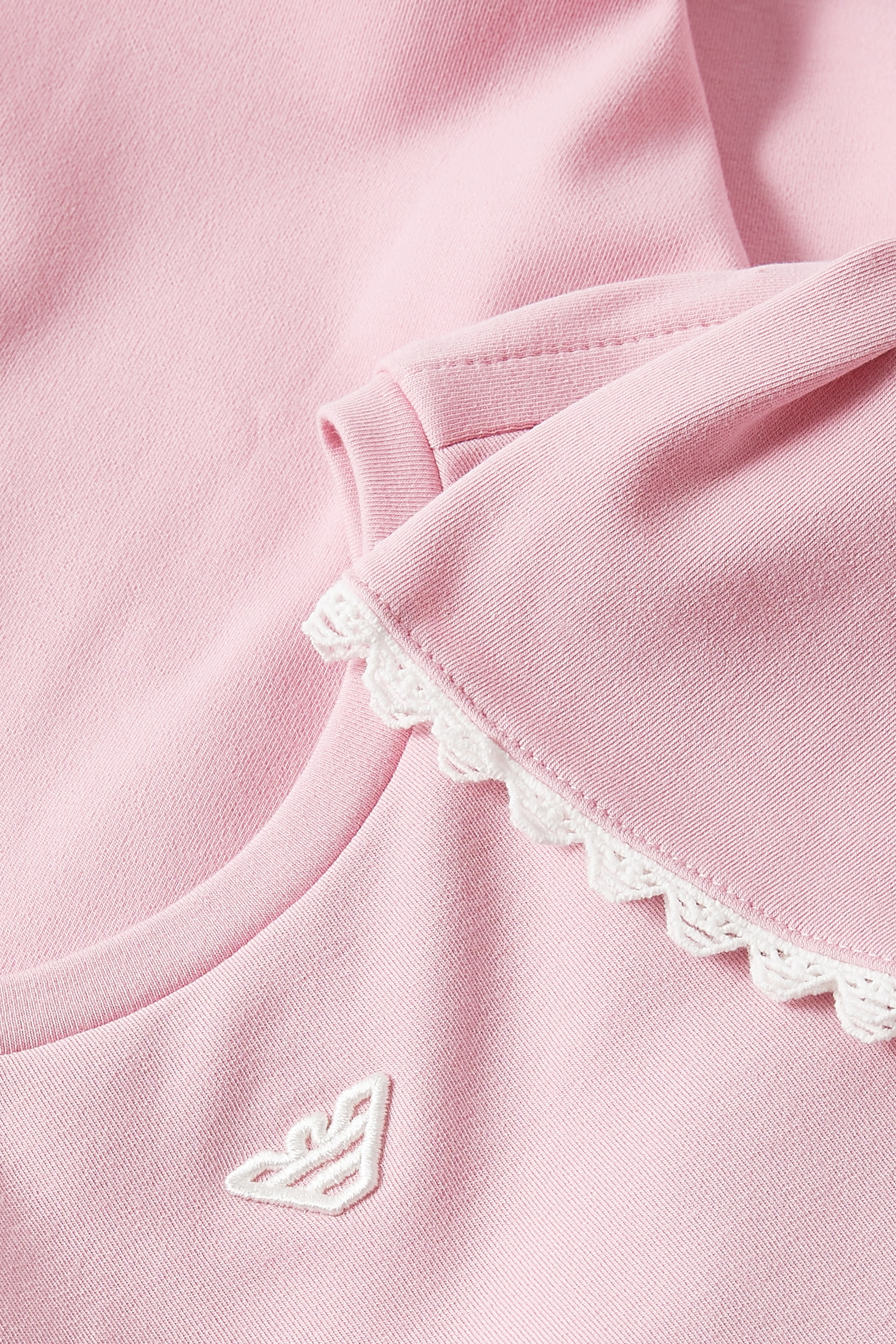 فستان بشعار الماركة وحواف صدفية للأطفال