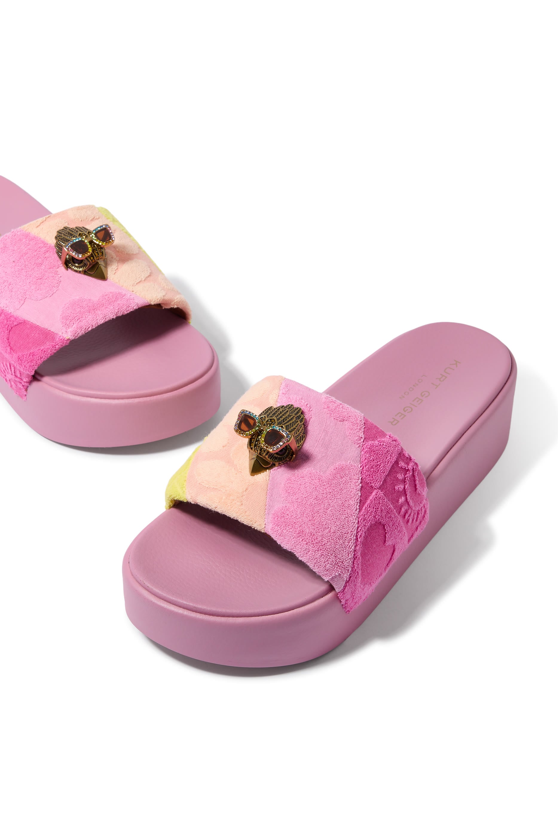 صندل مينا بنعل عريض بشعار النسر