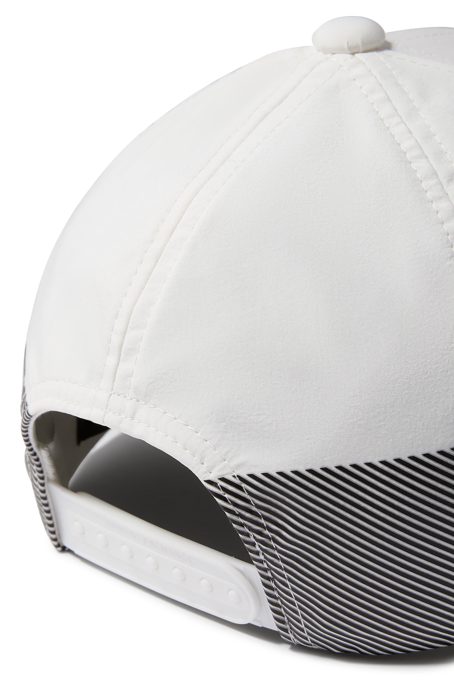 كاب بشعار الماركة