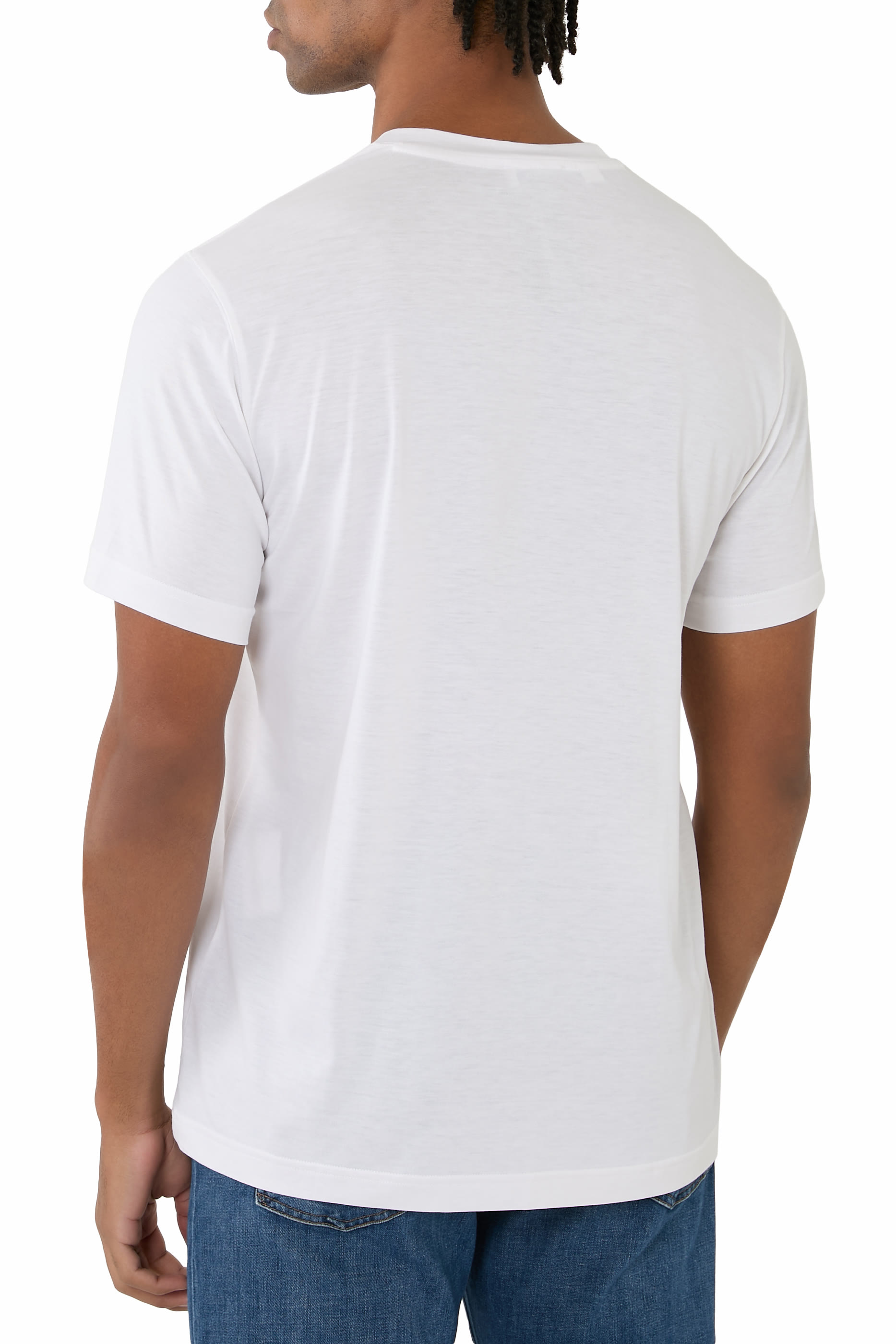 تيشيرت بياقة ضيقة