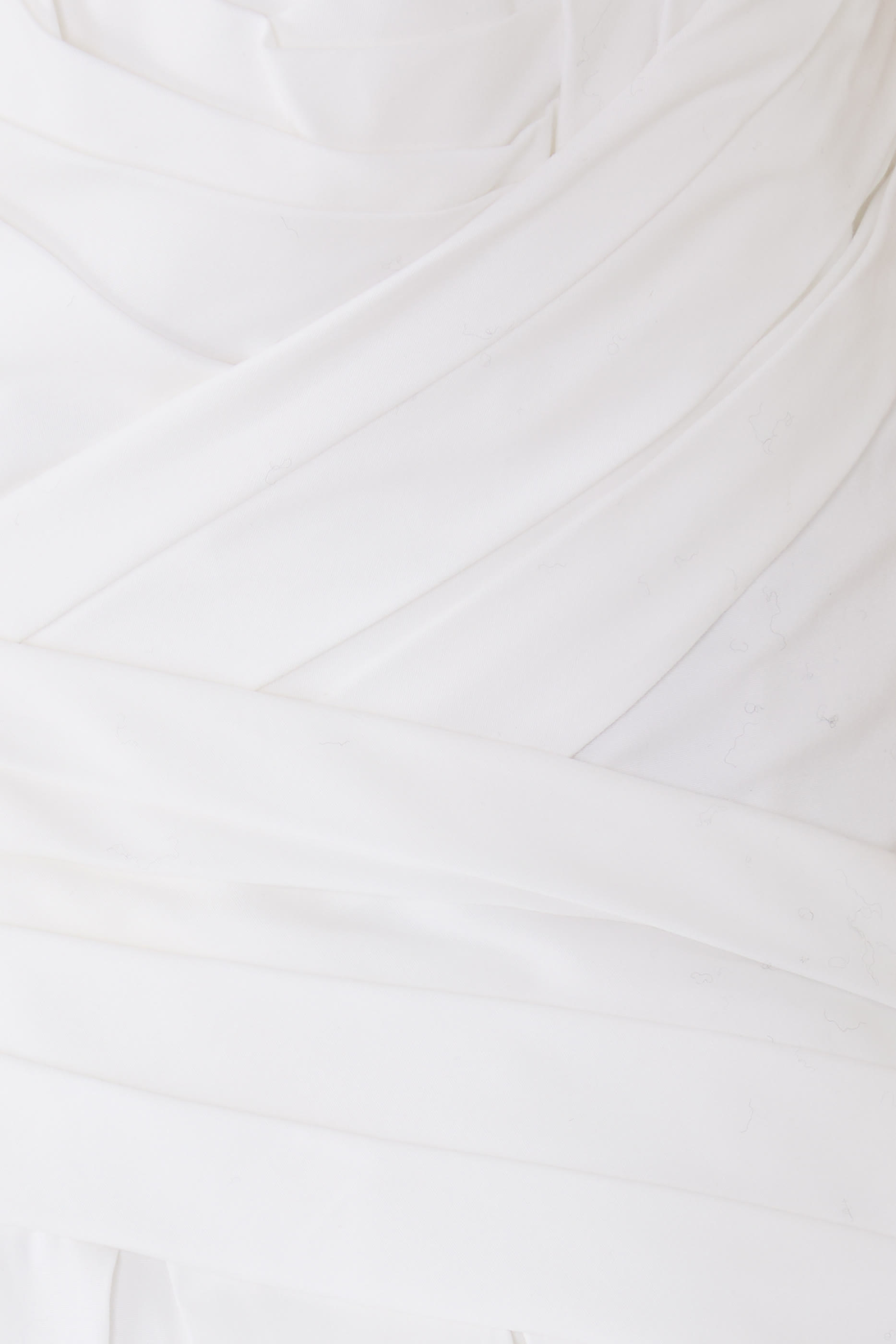 فستان بلا حمالات بتفاصيل درابيه وقصة متوسطة الطول واسعة نحو الأسفل