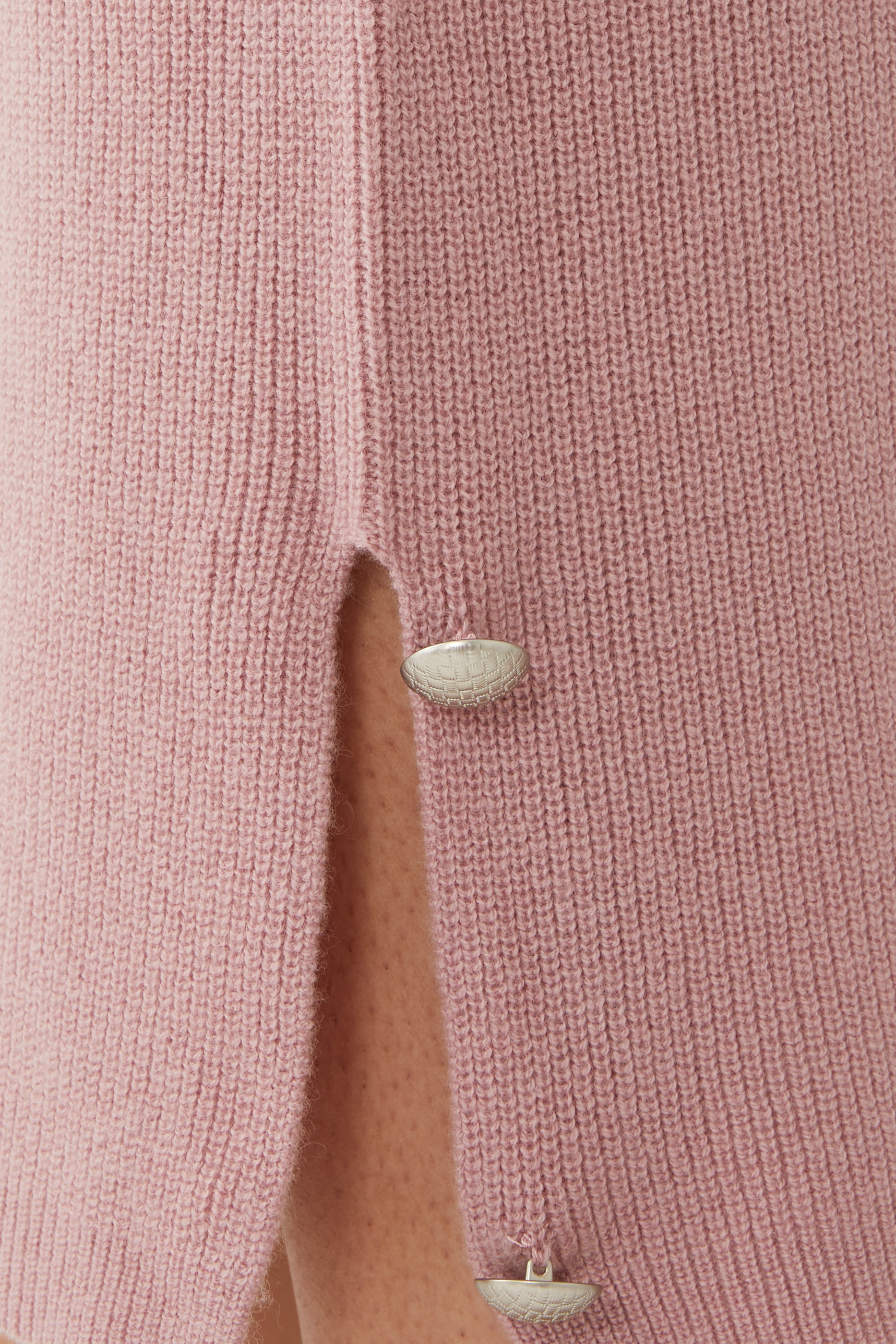 بنطال قصير بأزرار عند الحافة