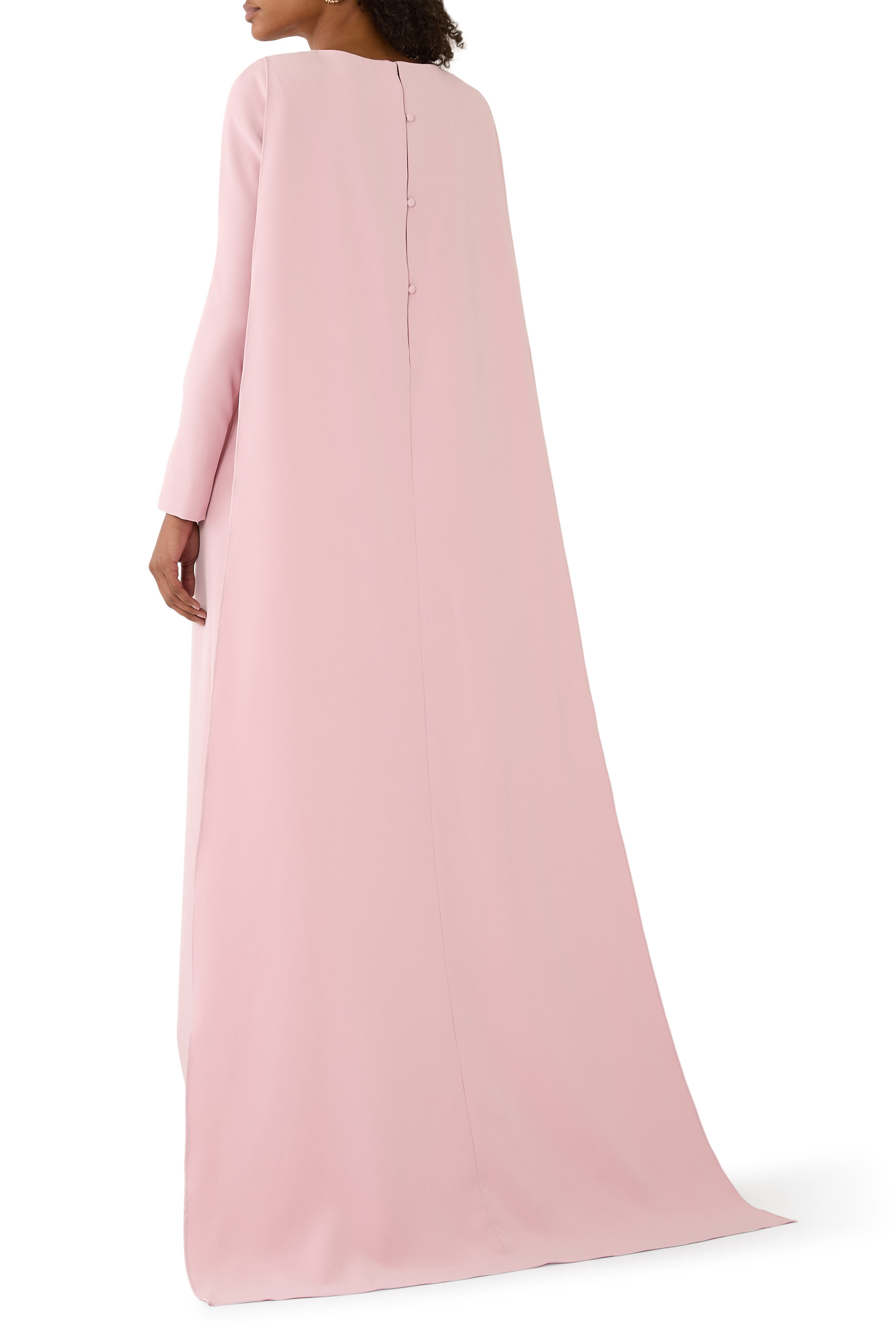 فستان سهرة كريب بجزء خلفي كاب وخرز مطرز بتصميم زهرة