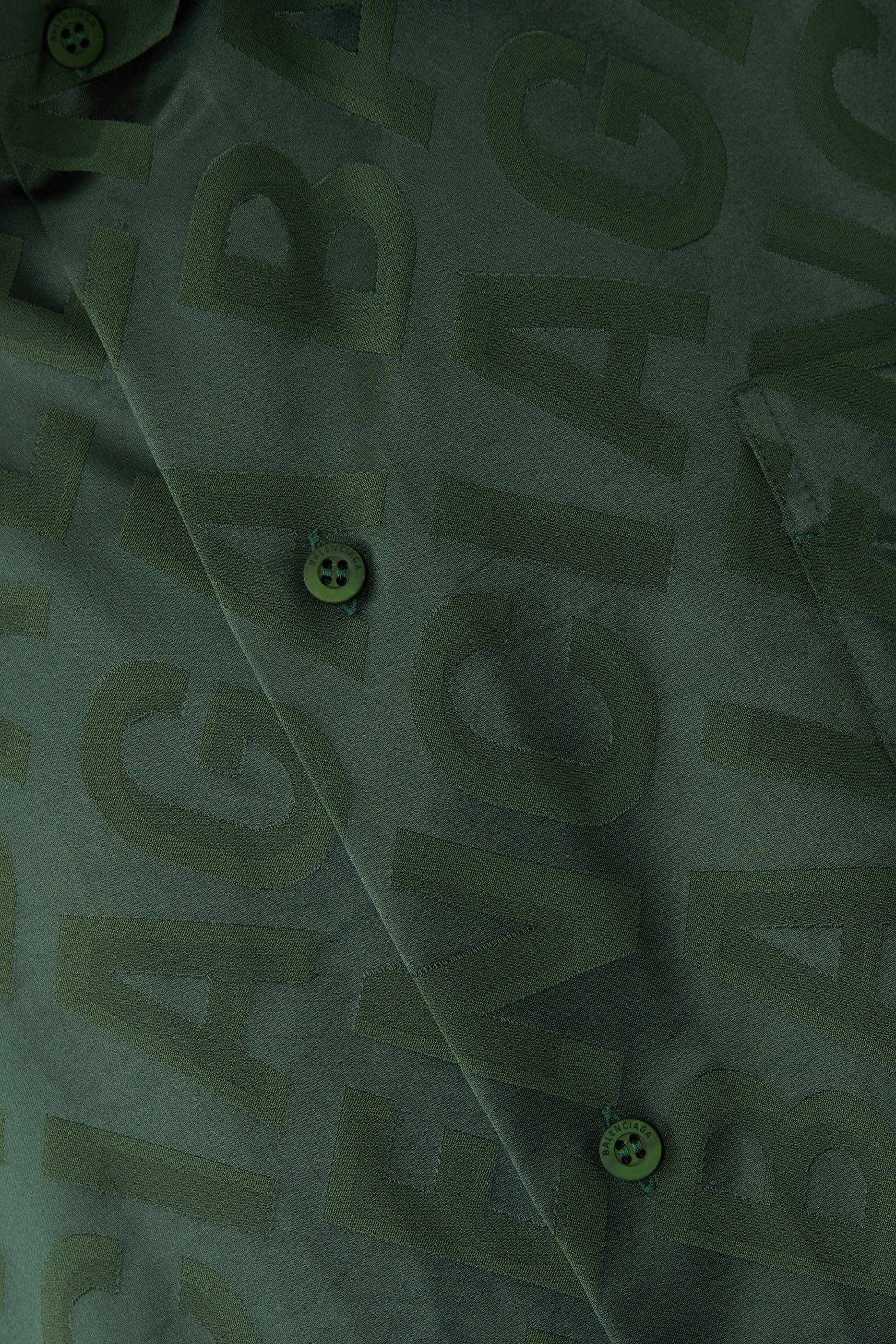 قميص بتصميم بسيط بقصة واسعة وشعار الماركة بالكامل