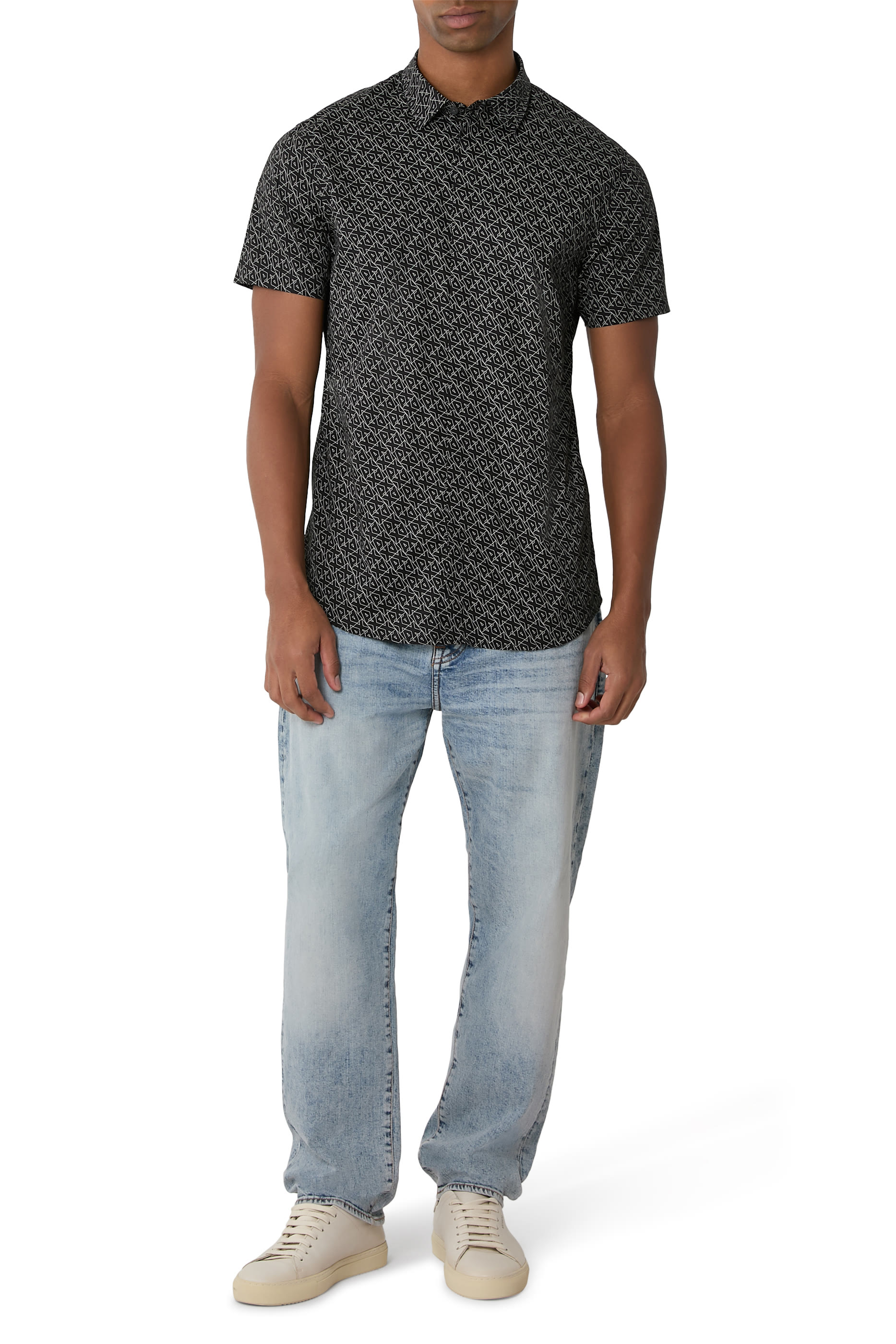 قميص بقصة ضيقة بأكمام قصيرة