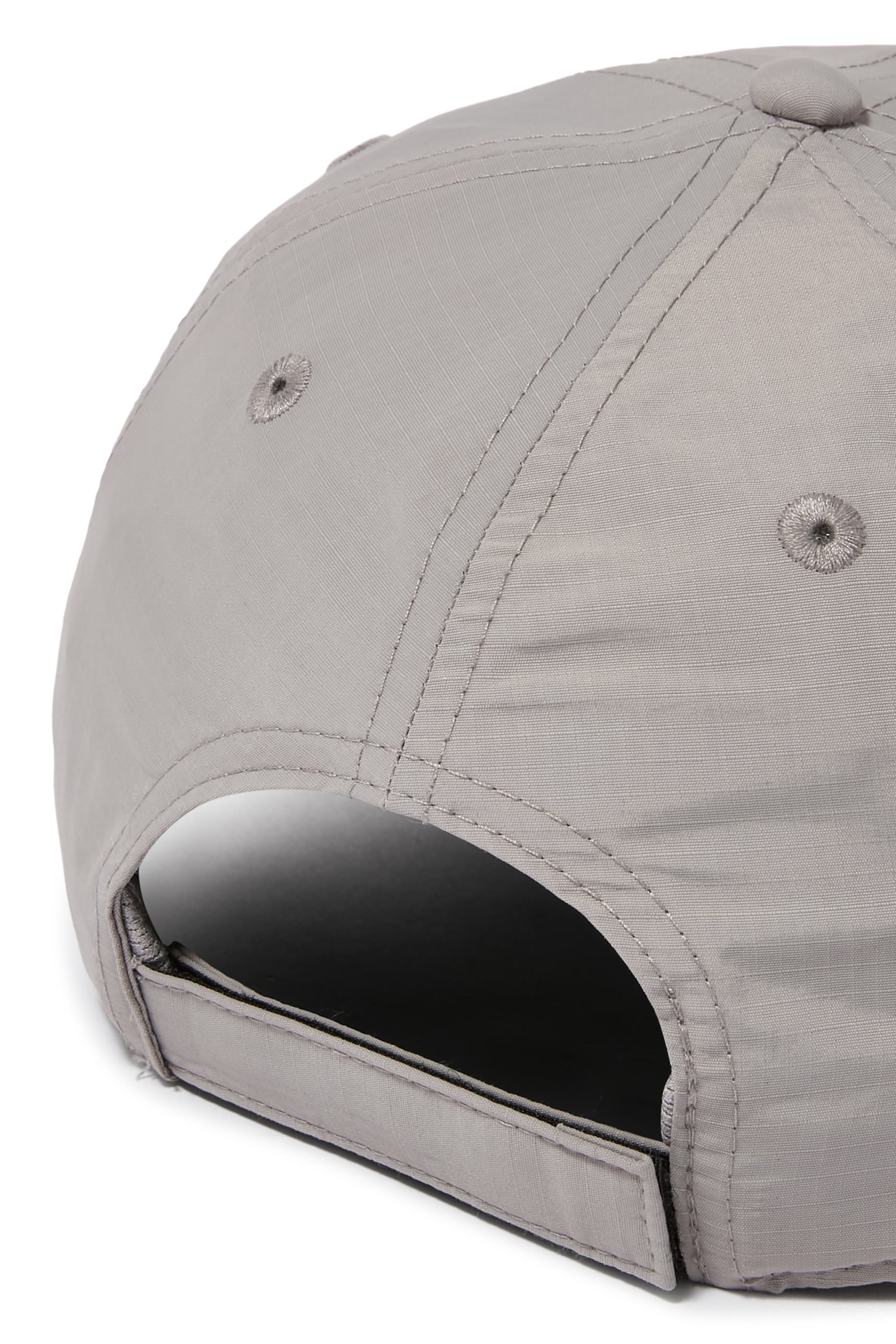 كاب بشعار الماركة