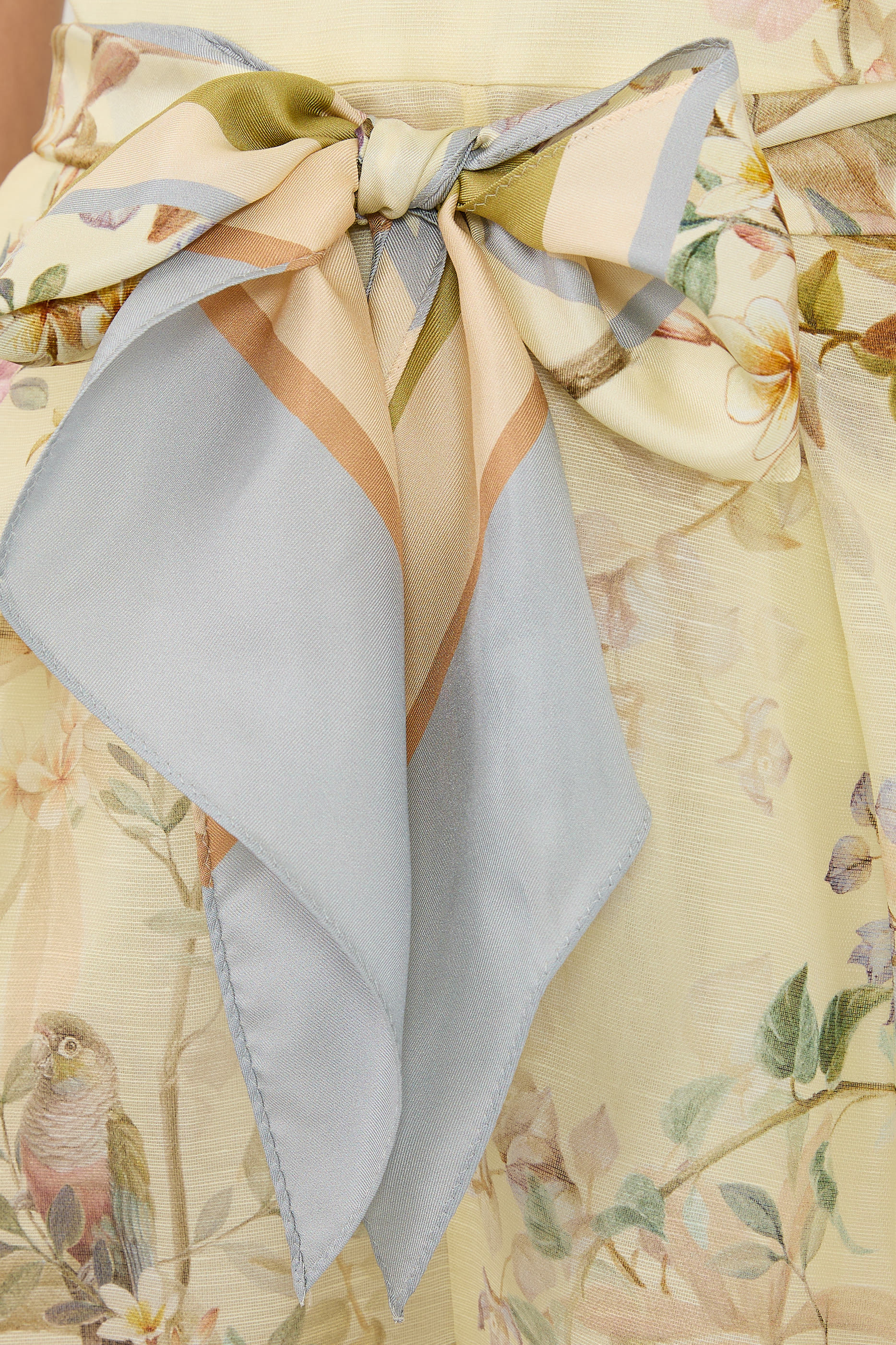 بلاي سوت ريبيليون بقصة ضيقة