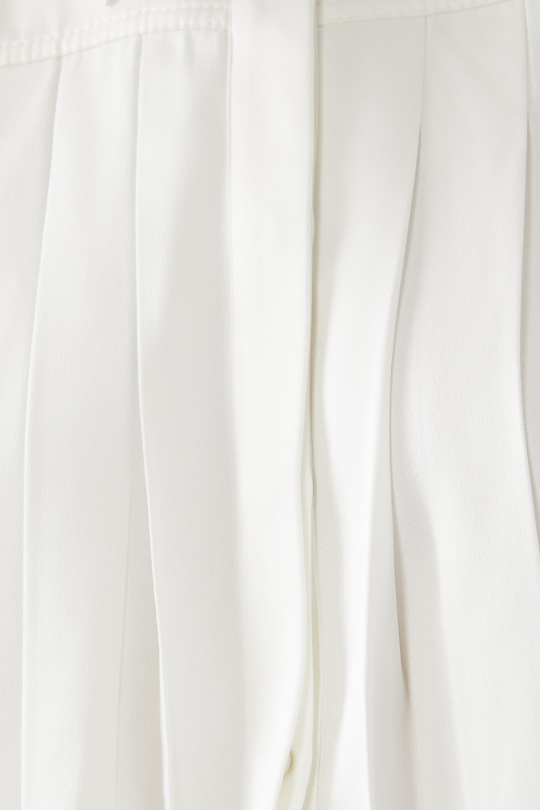 قصيص إستريد قصير بطيات