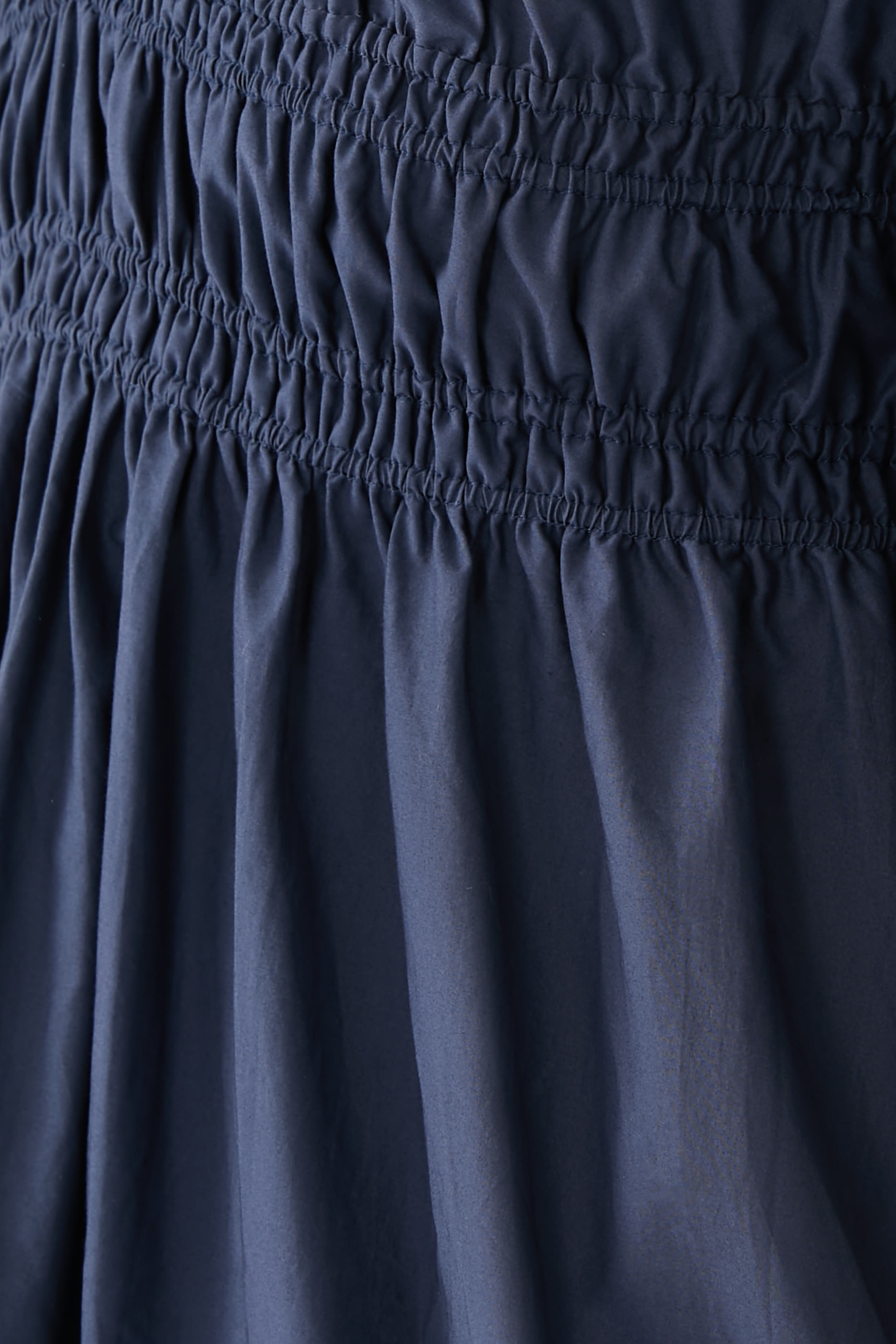 فستان بياقة عميقة وكشكش وأزرار