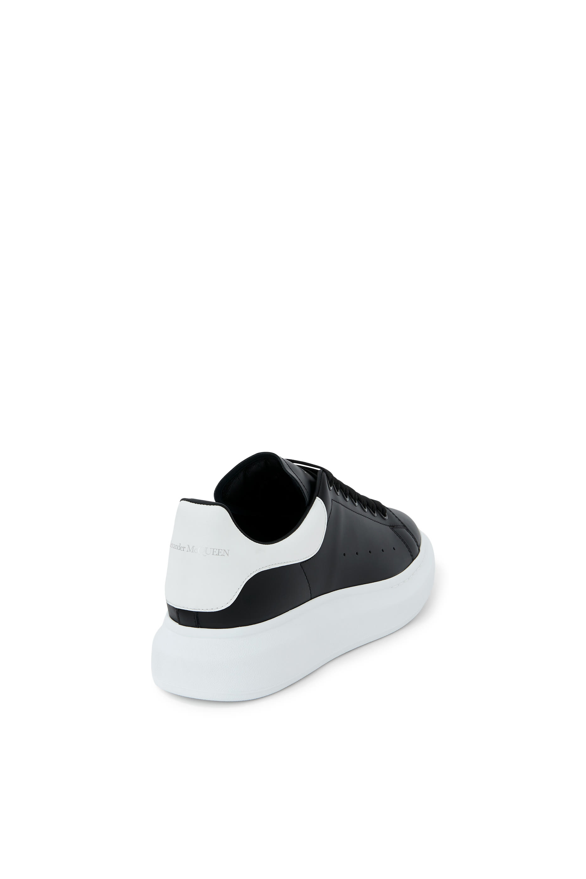 سنيكرز بنعل سميك