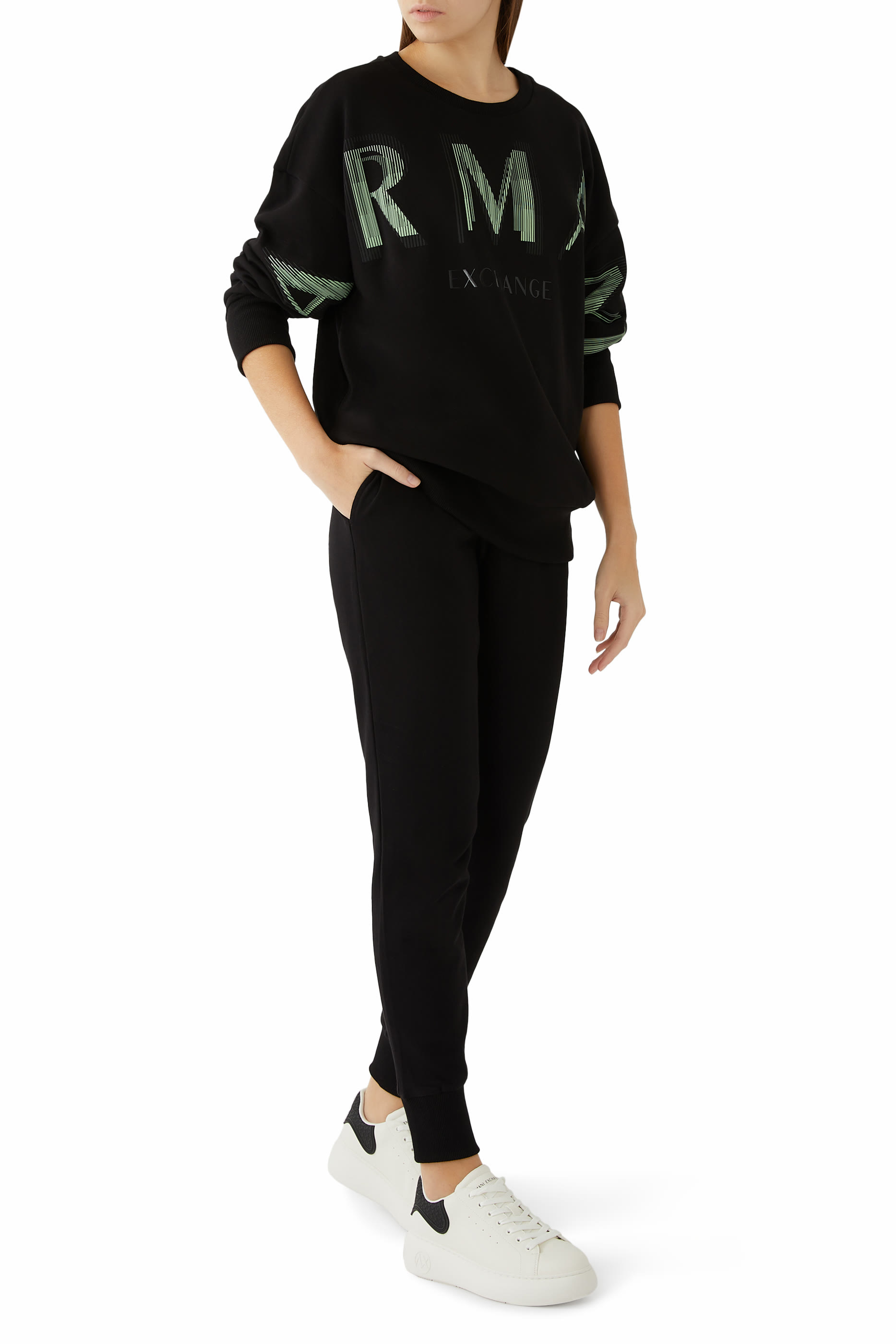 سويت شيرت بياقة ضيقة وشعار الماركة